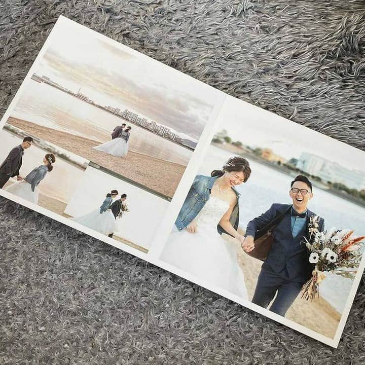 Photobackさんのインスタグラム写真 - (PhotobackInstagram)「本日ご紹介する作品は Yuka Kubo (@yukachi3l8)さまの一冊👰 とっておきの写真が たくさん詰まった ウェディングブックです💖 . 『コロナ禍の影響で いつ結婚式が できるかわからないので、 フォトウェディングを 撮ってアルバムに 残そうということになりました。 . さまざまなフォトブックがあり、 自分たちで写真のレイアウトを 色々選択できたので、 夫婦で楽しく写真をセレクトできました✨ . 両家にもフォトブックを送ったところ、 とても喜んでもらえたので大満足です♡』 と、Yuka Kubo (@yukachi3l8)さま🙌 . 人生の中での 一大イベントですが、 最近は見送りはじめ、 中止や延期で 残念な思いをされている方も 多いと思います😢 . それでもフォトブックで カタチにしておけば 少しでも前向きな気持ちに なれますよね🥰 . 今回つかわれたアイテムは、 FOLIOの36ページ📚 高級感あふれるつくりが 特長のアイテムで、 専用カバーもついているので、 “とっておきの一冊”にするときに もってこいの人気アイテムです😌 . Yuka Kubo (@yukachi3l8)さま、 今回は素敵な作品を ありがとうございました💐 . #photoback #フォトバック #フォトアルバム #フォトブック #フォトブックづくり #アルバム #photo #写真 #photoback作品紹介2021 #FOLIO #2021 #写真整理 #思い出  #花嫁DIY #卒花 #花嫁 #プレ花嫁 #ブライダル #結婚式準備 #結婚準備 #結婚式アイデア #DIYアイテム #ウェディングフォト #結婚アルバム #ウェディングアルバム」1月13日 18時00分 - photoback.jp
