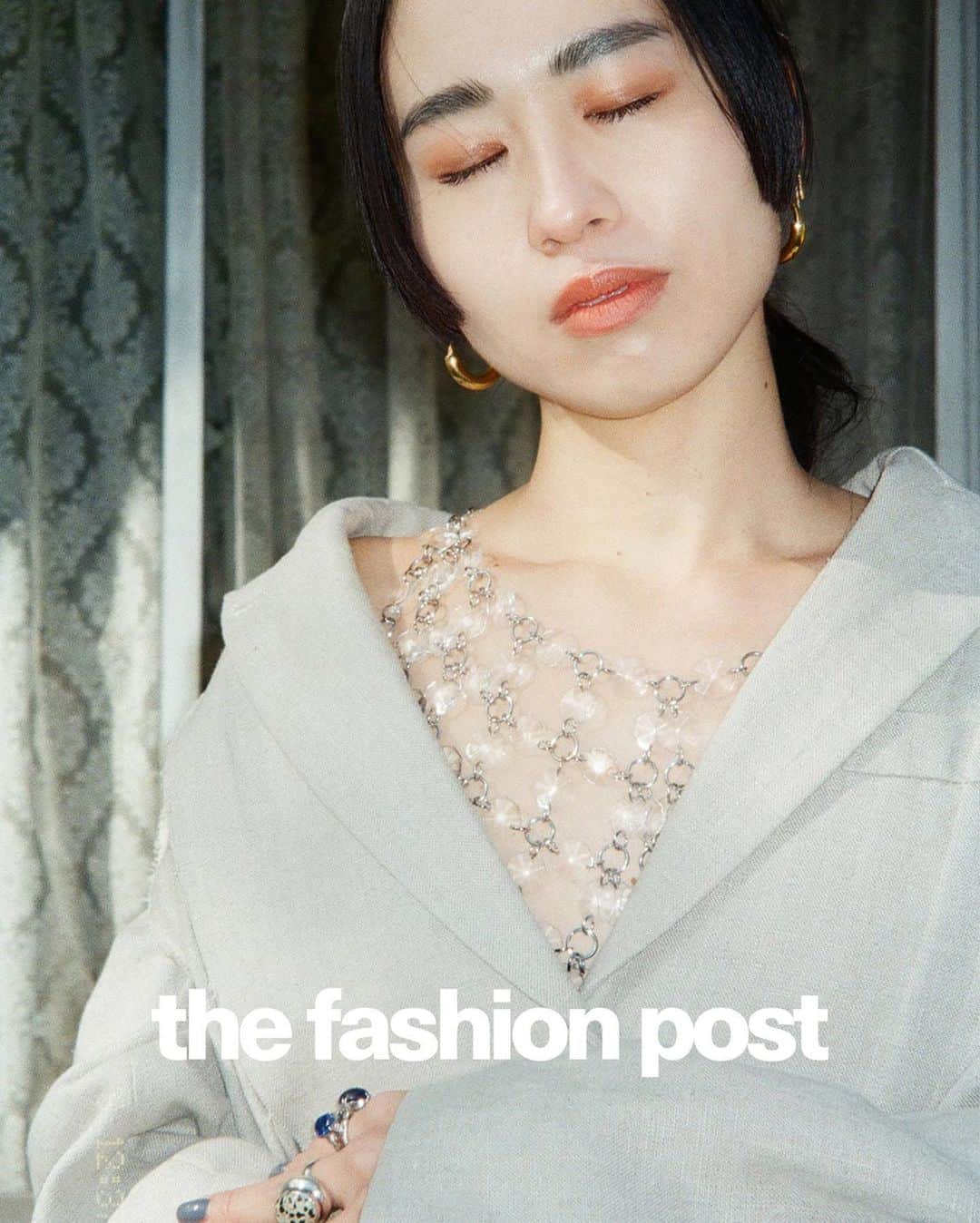 The Fashion Postさんのインスタグラム写真 - (The Fashion PostInstagram)「#select Ayumi Hamamoto × Chika Kisada  『濱本愛弓の試着歩き　#1 Chika Kisada』  濱本愛弓が着用したのは、Tシャツの上、ジャケットの下、コートの上…… いろいろ着まわせそうなビジューのトップス。ナチュラルな質感の麻のテーラードジャケットは、切っぱなしのディテールと大きめサイジングがユニセックスで楽しめそうなムード。  ビジュートップスを持つ手元はデザイナーの幾左田千佳さん。宝石集めが趣味で手元にはリングがたくさん  photography: Kyohei Hattori text: Miwa Goroku edit: Miwa Goroku, Mikiko Ichitani  #TFP #TheFashionPost #濱本愛弓 #AyumiHamamoto #濱本愛弓の試着歩き #ChikaKisada #幾左田千佳」1月13日 18時00分 - tfpjp