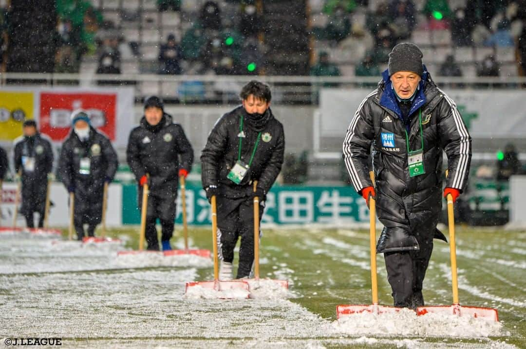 Ｊリーグさんのインスタグラム写真 - (ＪリーグInstagram)「.﻿  ☃️昨シーズンの雪が降った試合をいくつかご紹介☃️﻿📸  ﻿ 雪を溶かすような気迫あふれる熱いプレーの数々、 ぜひ暖かい格好で観に来てください😌﻿🔥 ﻿ ﻿ ﻿ #Ｊリーグ﻿ #jleague﻿ ﻿ #ベガルタ仙台 #湘南ベルマーレ﻿ #松本山雅FC #東京ヴェルディ﻿ #サンフレッチェ広島 #柏レイソル﻿ #松下佳貴 #柴田壮介 #井上潮音 #鈴木雄斗﻿ #オルンガ #川辺駿 ﻿#olunga #雪上サッカー #雪 #冬 #寒い﻿ #芝 #ピッチ ﻿#雪景色 #雪かき #winter #snow #snowwhite #snowsoccer #snowfootball #⚽️ #☃️」1月13日 18時00分 - jleaguejp