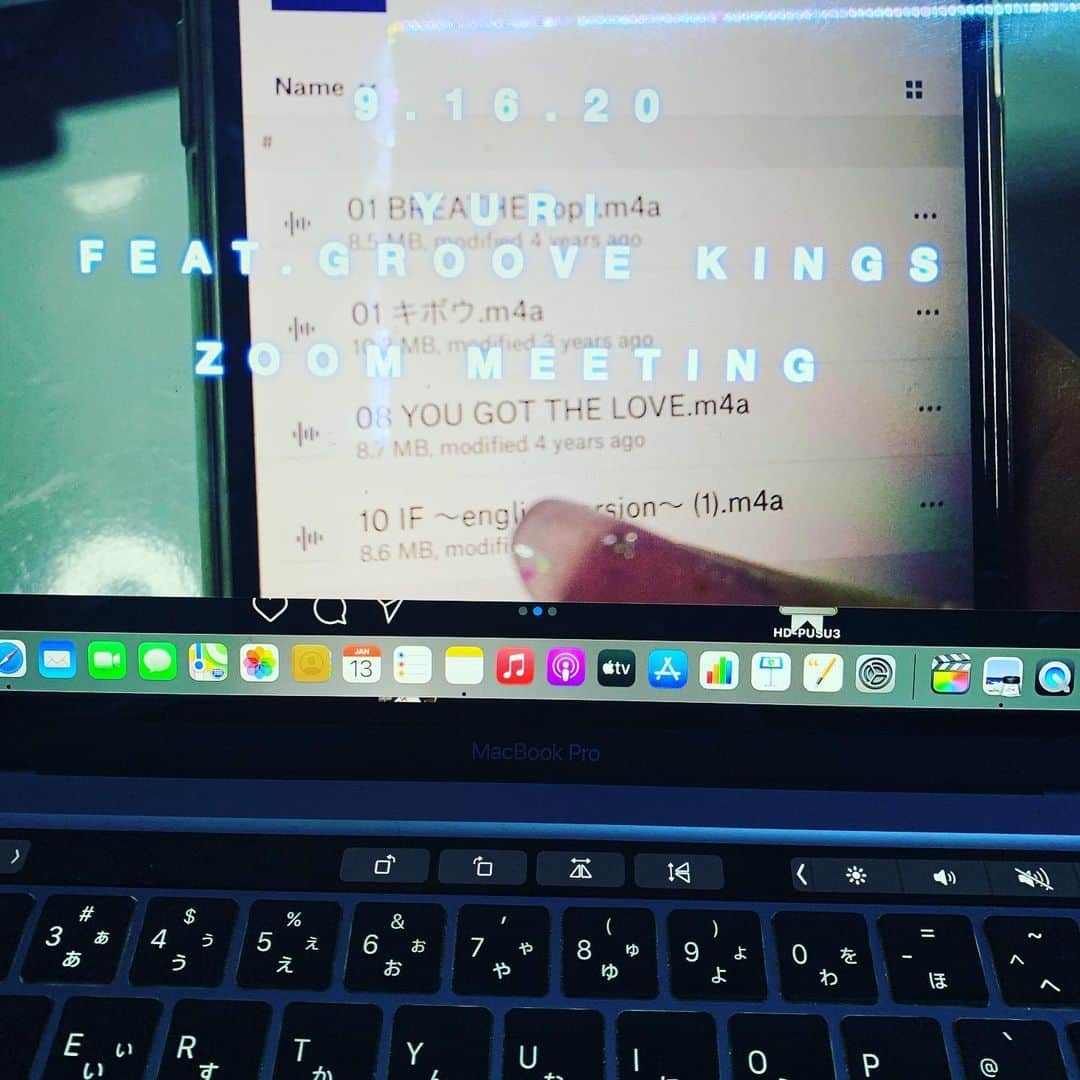 YURIのインスタグラム：「Vlog をUPしたよー❗️ビハインドをお見せしちゃいます。概要欄からジャンプ🚀#bts vlog on my youtube page is up. Go check it out~ #youtube #tokyo #singer #behindthescenes」