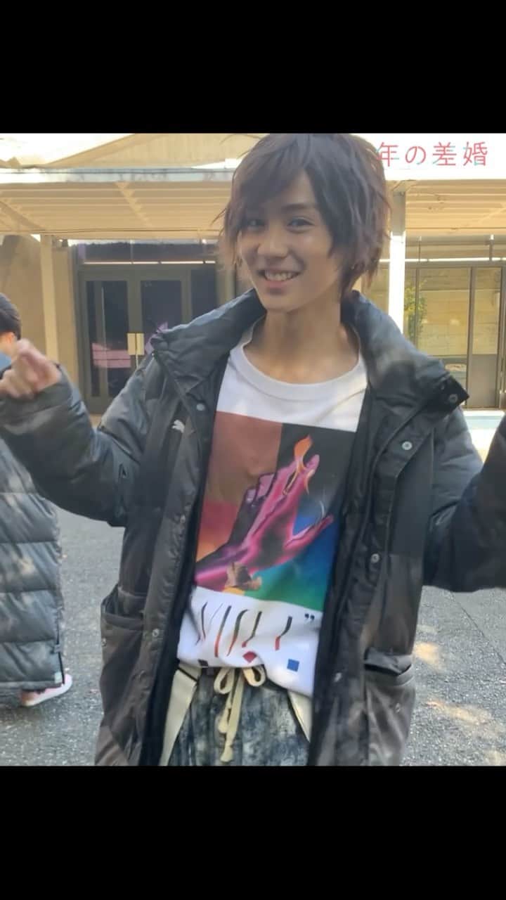 「年の差婚」ドラマイズム【公式】のインスタグラム：「. ／ ドラマ #年の差婚 💗 踊る茂吉さん...🥺🥺✨ そのいち。 ＼  少し前に流行ったあの曲🎶を 踊る茂吉さんは.... #年の差婚 でしか見れませんよ〜😳😳 ４話を是非見てねっ🐢   #TVer にて現在３位💓💓☟ https://tver.jp/corner/f0065350  #葵わかな #竹財輝之助 #松本若菜 #小野寺晃良 #吉野北人 #河井青葉 #徳井優 #吹越満 #原因は自分にある。#hankun #ドラマイズム #ランペ #therampage #ショーンキュン #ほっこりキュン」