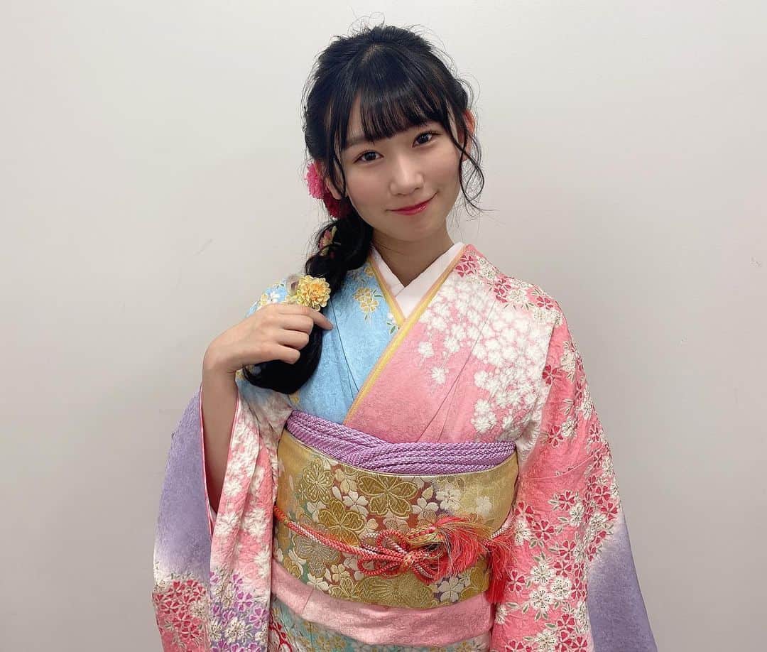 佐藤海里のインスタグラム：「新成人になりました😽  . .  . . . #新成人  #成人式ヘア #振袖 #晴れ着#振袖ヘア #振袖ヘアアレンジ #成人式髪型 #成人式ヘアセット #振袖ヘアメイク」