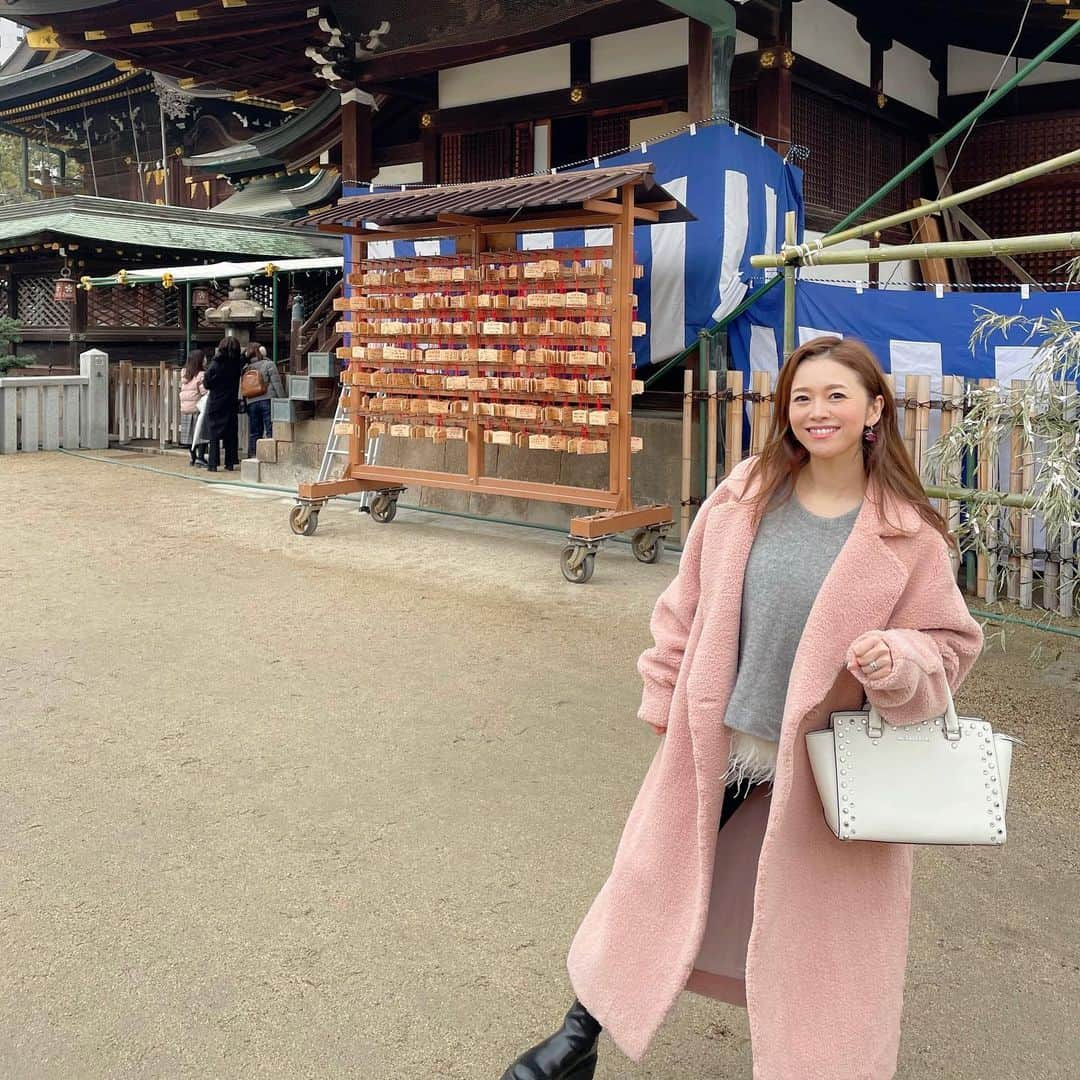 平井喜美のインスタグラム：「⛩﻿ お守りの返納に行ってきたよー﻿ お正月休みに初詣いかなかったので遅くなってしまった🙄﻿ ﻿ ﻿ 最近、🐖色えらびがち♡﻿ ﻿ #大阪天満宮 #ootd #ootdfashion  #pink #豚色 #大人ピンク #テディベアコート #初詣」