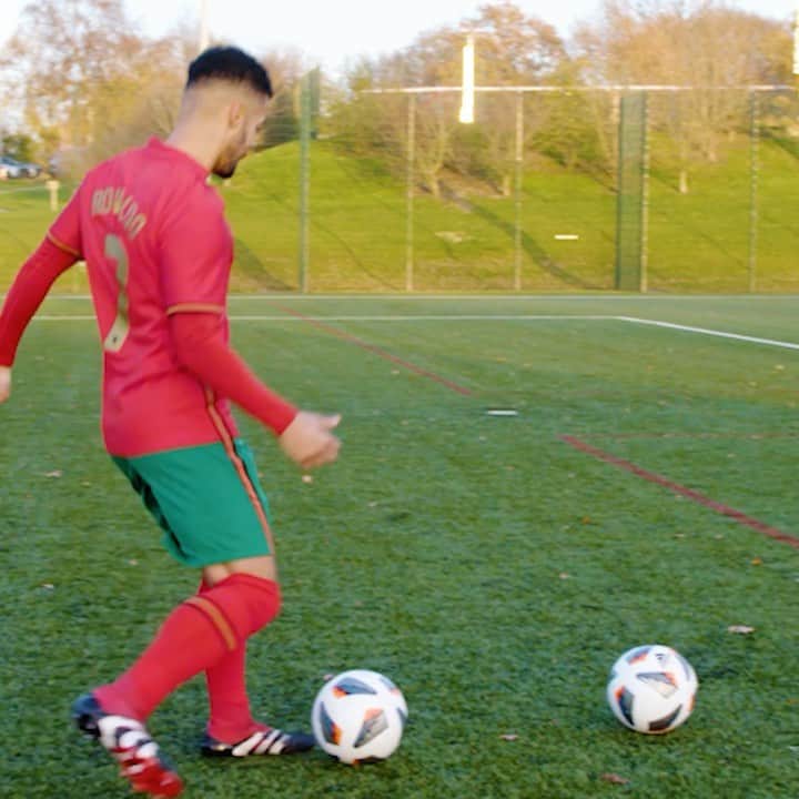 F2Freestylersのインスタグラム：「Let’s talk about assists...🤝  Messi or Ronaldo? 🐐🆚🐐」