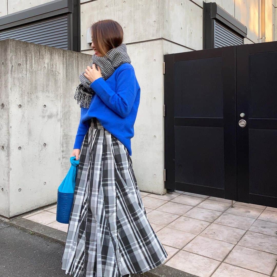 増山敬子のインスタグラム：「去年からブルーが好きになってきました♡ * #mamacoordinate #ニット　#バナリパ#bananarepublic  #ロングスカート #frayid  #バック#ダブスタ #おちびコーデ #低身長コーデ」