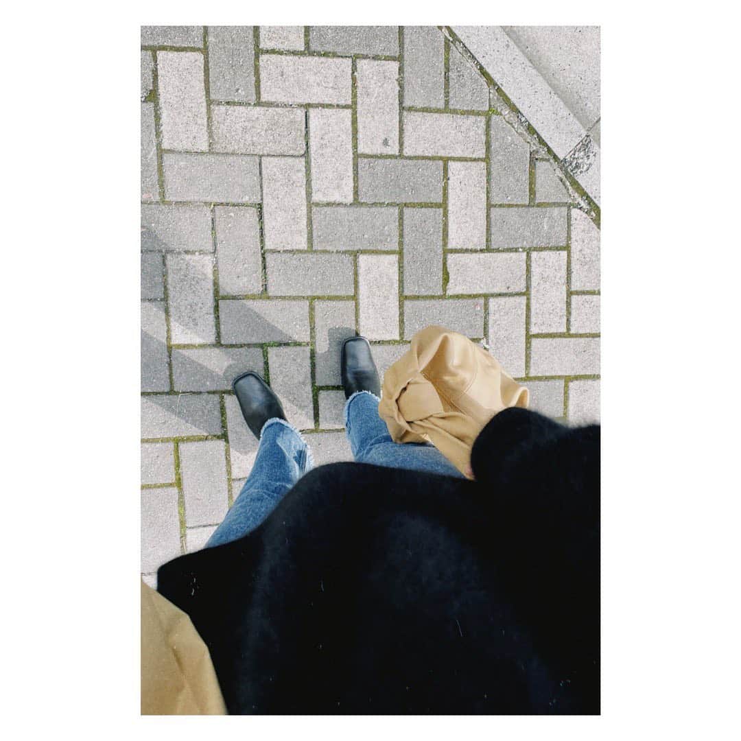 野尻美穂のインスタグラム：「昼間の日差しは暖かいから暑がりな私たちはもはや暑い。 電車は乗りづらいので窓全開でタクシー🚕 with娘 そしてこの時期になると毎年もう春服に切り替えたくなってそわそわする。 私は黒い服が多いけど、今年は茶系も多くなりそうな。 汚れるの覚悟で白いシャツも早く着たいです。  今日も良い一日でした☺️」
