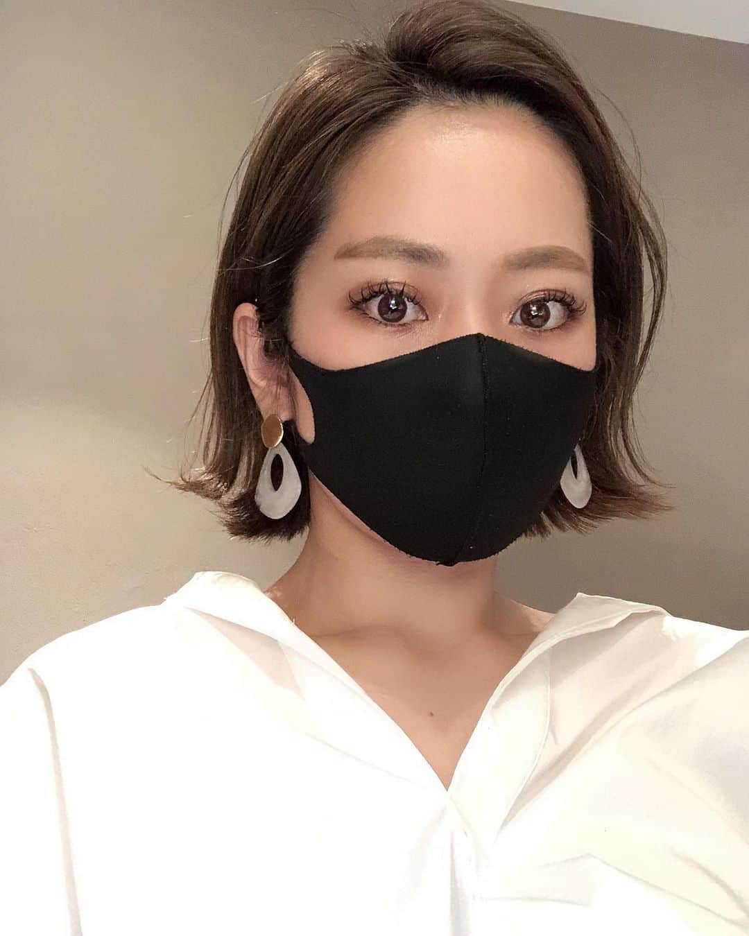 那須久美子のインスタグラム：「今日のお仕事スタイル✨  外ハネ仕上げ✨  ストレートアイロンで外ハネにして(私は火傷ヤダからストレートアイロンでやってる)、表面ちょびっとだけ毛束取って26ミリアイロンで縦に数カ所巻いて、NINEのオイル3プッシュたっぷりを内側中心にどばーーっと付けてオールバックに仕上げて完成✨  巻きすぎてもオイルつけたら巻きが取れるからちょうど良くなるのでややしっかりめに巻くと1日キープ出来る✨  マスクしてるから顔出すのこわくないぞっ❗️ってスタイルです🤣✨  マツエクは @eyelist_hannah.shigeeda  とにかく上手すぎな人💕  眉毛のアートメイクを探し中🤔 ほんとは韓国行きたいところ。。。💦  #外ハネ　#外ハネヘア　#ボブ　#ボブヘア　#前髪なし　#アートメイク　#眉タトゥー  #マツエク　#ボリュームラッシュmix」