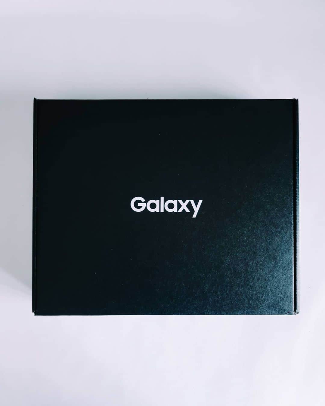 6151さんのインスタグラム写真 - (6151Instagram)「1月15日0時～GalaxyからGlobal新製品発表会! ということで、 届いたKitでおうちで発表会観賞 の前に色々グッズが入ってたので遊んでみた! スマホから浮き出るホログラム楽しい。 ずっと見てられる…   さて! 新しいスマホはどんなかなー☺️  #TeamGalaxy #withGalaxy  #GalaxyCreatorsLounge #SamsungEvent #Ambassador @galaxymobilejp @samsungmobile」1月13日 18時14分 - 6151