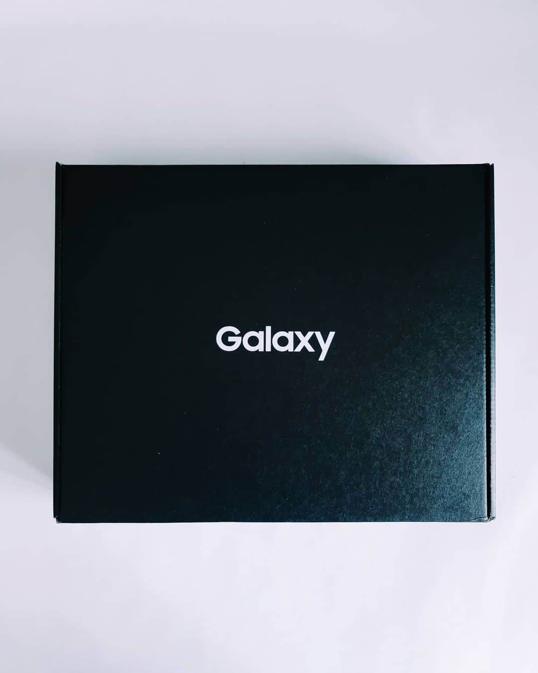 6151のインスタグラム：「1月15日0時～GalaxyからGlobal新製品発表会! ということで、 届いたKitでおうちで発表会観賞 の前に色々グッズが入ってたので遊んでみた! スマホから浮き出るホログラム楽しい。 ずっと見てられる…   さて! 新しいスマホはどんなかなー☺️  #TeamGalaxy #withGalaxy  #GalaxyCreatorsLounge #SamsungEvent #Ambassador @galaxymobilejp @samsungmobile」