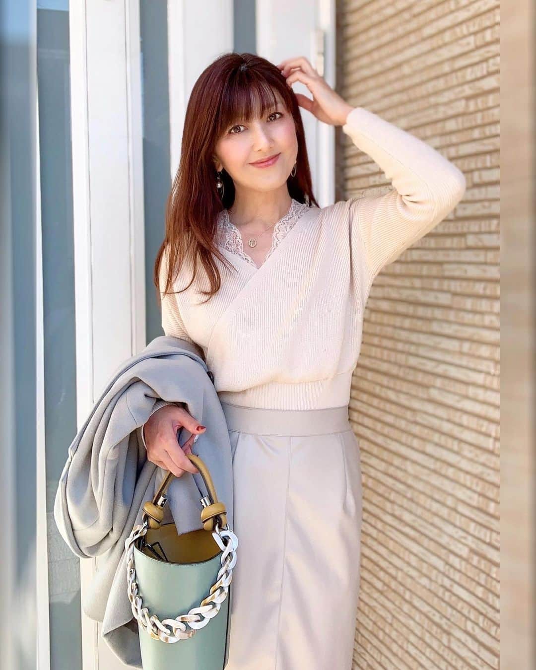 のインスタグラム：「💗💗💗  今日と昨日の気温差↕ 明日も暖かいみたいだし 愛犬も暖かいと体が楽みたいで 調子良さそう🐶💞  ♥c♥o♥o♥r♥d♥i♥n♥a♥t♥e @grl_official の レースドッキング カシュクールニット🐑 このニット着回しきくし可愛いから 他のカラーもGETしようかなぁﻌﻌﻌﻌ️️♥️ . ･ ｡ 　⭐∴｡　 　　🌟ﾟ･｡  ﾟ💫｡   ✨🌟 💫 　  ･ﾟ⭐｡･  　　　　⭐✨｡·  ⭐･｡🌟･｡✨🌟  ✨🌟  ･ﾟ💫✨°  🌟 ﾟ･｡ 💫 ｡ 　　　　　ﾟ⭐｡ﾟ✨ 🌟 knit／ @grl_official [at1082] bag／ @florist_zozotown (過去商品) . #grl #グレイル #プチプラコーデ #プチプラファッション#プチプラ高見えコーデ #プチプラ#高見えコーデ #シンプルコーデ #シンプルファッション#きれいめコーデ #きれいめファッション #きれいめカジュアル #大人カジュアル#今日のコーデ #40代ファッション #40代コーデ #ニット#大人可愛い#大人女子#韓国ファッション#海外ファッション#セレクトショップ#通販#ポートレート #おしゃれさんと繋がりたい #お洒落さんと繋がりたい ✩ ⋆ ✩ ⋆ ✩ ⋆ ✩ ⋆ ✩﻿ ⋆ ✩ ⋆ ✩﻿ 見て下さった方(*´︶`*)♡Thanks!♥️」