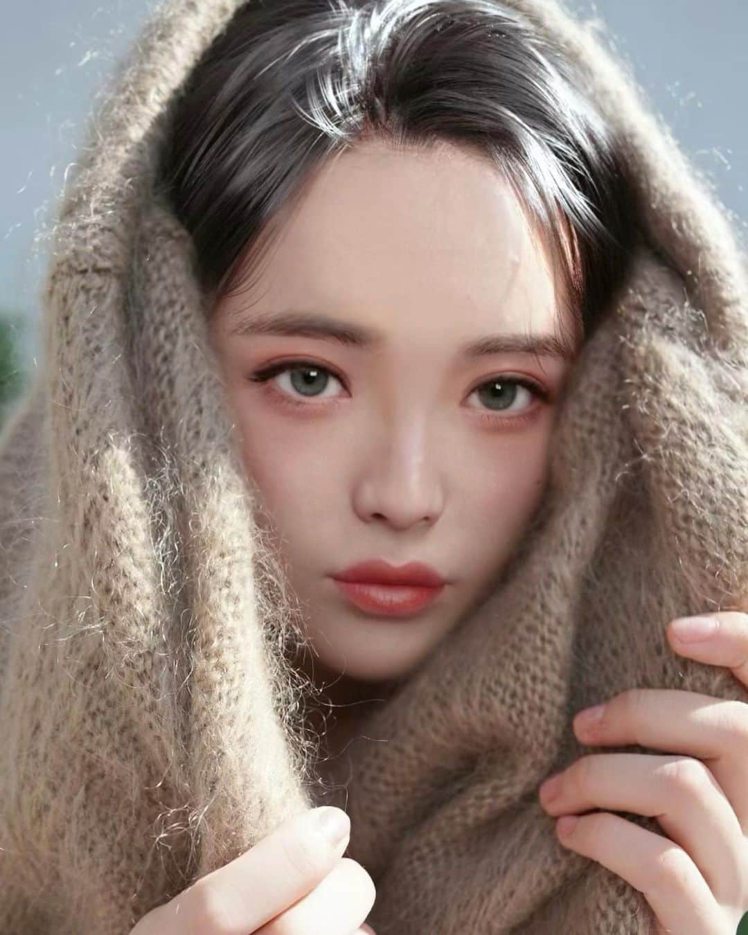 のインスタグラム：「❄︎　❅　❆　❇︎ 𓆲 ❄︎　❅　❆　❇︎﻿ Usually I go ski in the winter﻿ But this year, it’s a bit difficult.﻿ Yet, winter is so beautiful! 𓅮﻿ The silence, the absence of color...﻿ But it’s very cold! ﻿ ﻿ スキーをしに行けない今年﻿ 冬らしい記憶を残したくて﻿ 車で河口湖へ1人旅 𓅹｡o○﻿ ﻿ 青空の下に積もった﻿ 純白な雪と静寂に包まれた空間﻿ 透き通る氷の美しさが眩しい﻿ 𓂅 𓈒𓏸𓐍夢なら...覚めないで𓄺﻿ ﻿ #Rialife#初雪#河口湖#雪の花#スキー行きたい #winter#memorykeeping#snowday#dreamland #fashion#winterfashion#happinessisfree#hormonalhealth#flower#happinesseverywhere#nowyouknow#sustainable#instagood#chance#betterword#neverever#oneworld#loveislove」