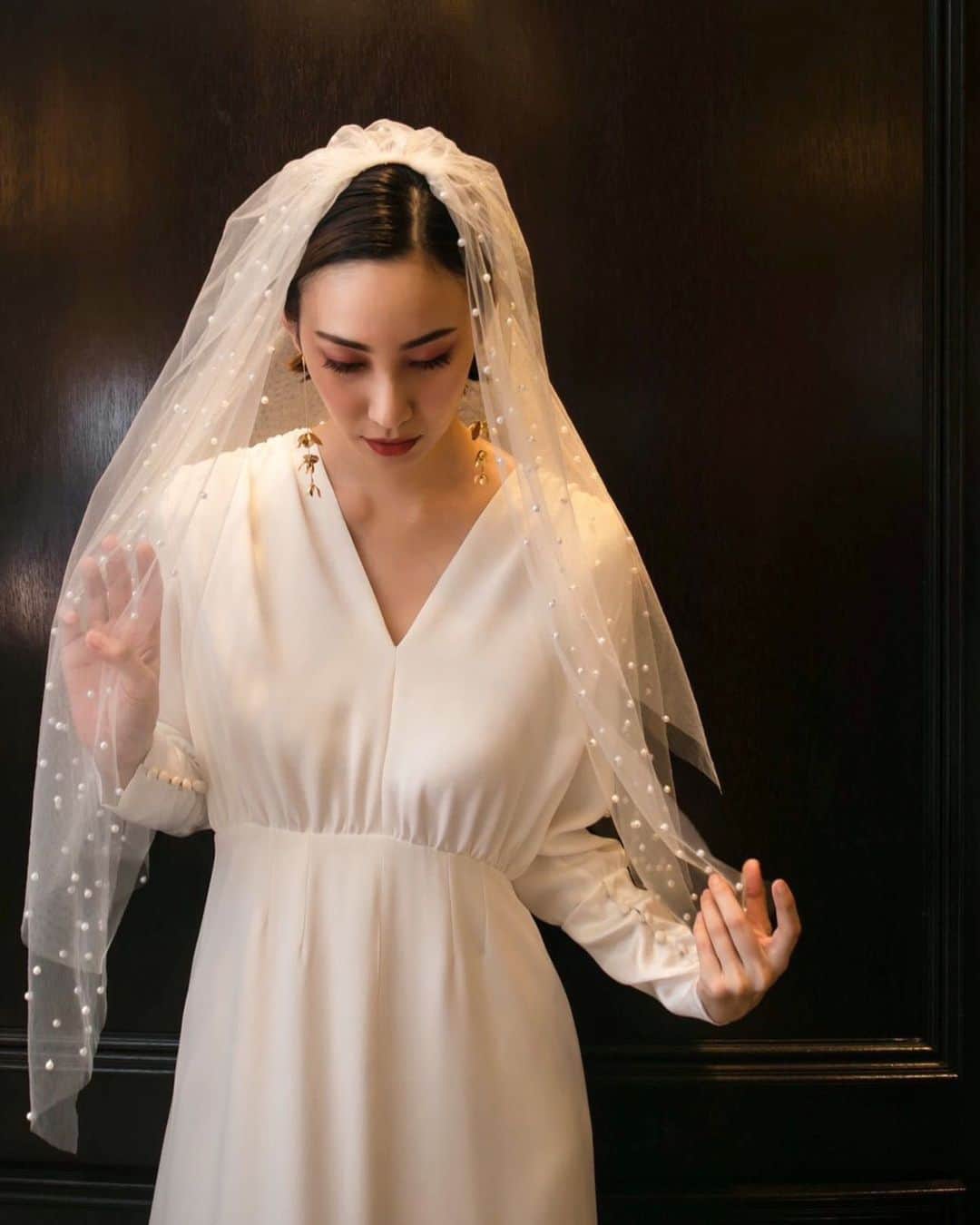 JUNOのインスタグラム：「Original Veil﻿ ﻿ 贅沢にパールが散りばめられた﻿オリジナルのベール﻿ この唯一無二のバランスで ﻿コーディネートをして頂きたい、﻿と思いを込めて デザインしました ﻿ シンプル&クリーンなドレスに、﻿ ひとさじのとっておきのアクセントとして﻿ ﻿ ファッションを楽しみたい花嫁様に向けて﻿ ご提案いたします﻿ ﻿ ﻿ Dress：LenaMedoyeff﻿ Veil：Q83﻿ Earring：a.b.ellie﻿ ﻿ ﻿ #lenamedoyeff﻿ #viktorandrolfmariage﻿ #inesdisanto﻿﻿ #MARCHESA﻿﻿ #antonioriva﻿﻿ #naeemkhan﻿﻿ #inmaculada﻿﻿ #kennethpool﻿﻿ #zacposen﻿﻿ #juno﻿﻿ #junowedding﻿﻿ #wedding﻿﻿ #weddingdress﻿﻿ #ジュノ﻿﻿ #ウエディング﻿﻿ #ウェディング﻿﻿ #ウエディングドレス﻿﻿ #ウェディングドレス﻿﻿ #ドレス﻿﻿ #プレ花嫁﻿﻿ #2020春婚﻿﻿ #2020夏婚﻿﻿ #2020秋婚﻿﻿ #福岡花嫁﻿﻿ #東京花嫁﻿﻿ #九州花嫁﻿﻿ #関東花嫁」