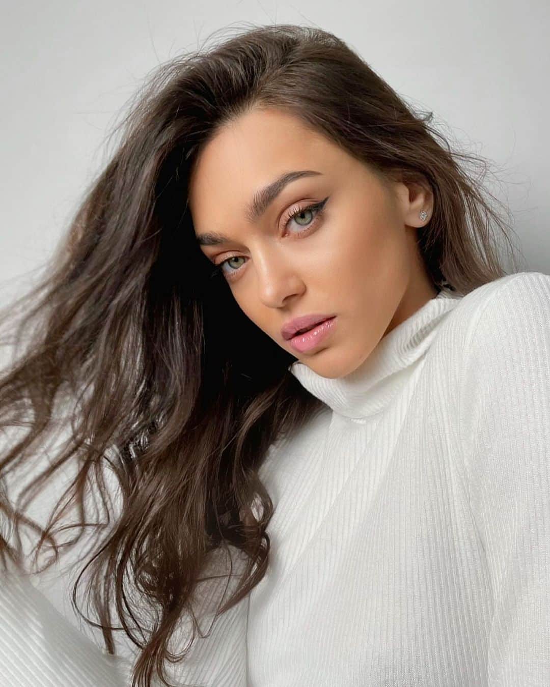 Zhenya Katavaのインスタグラム：「Don’t be shy 📸」