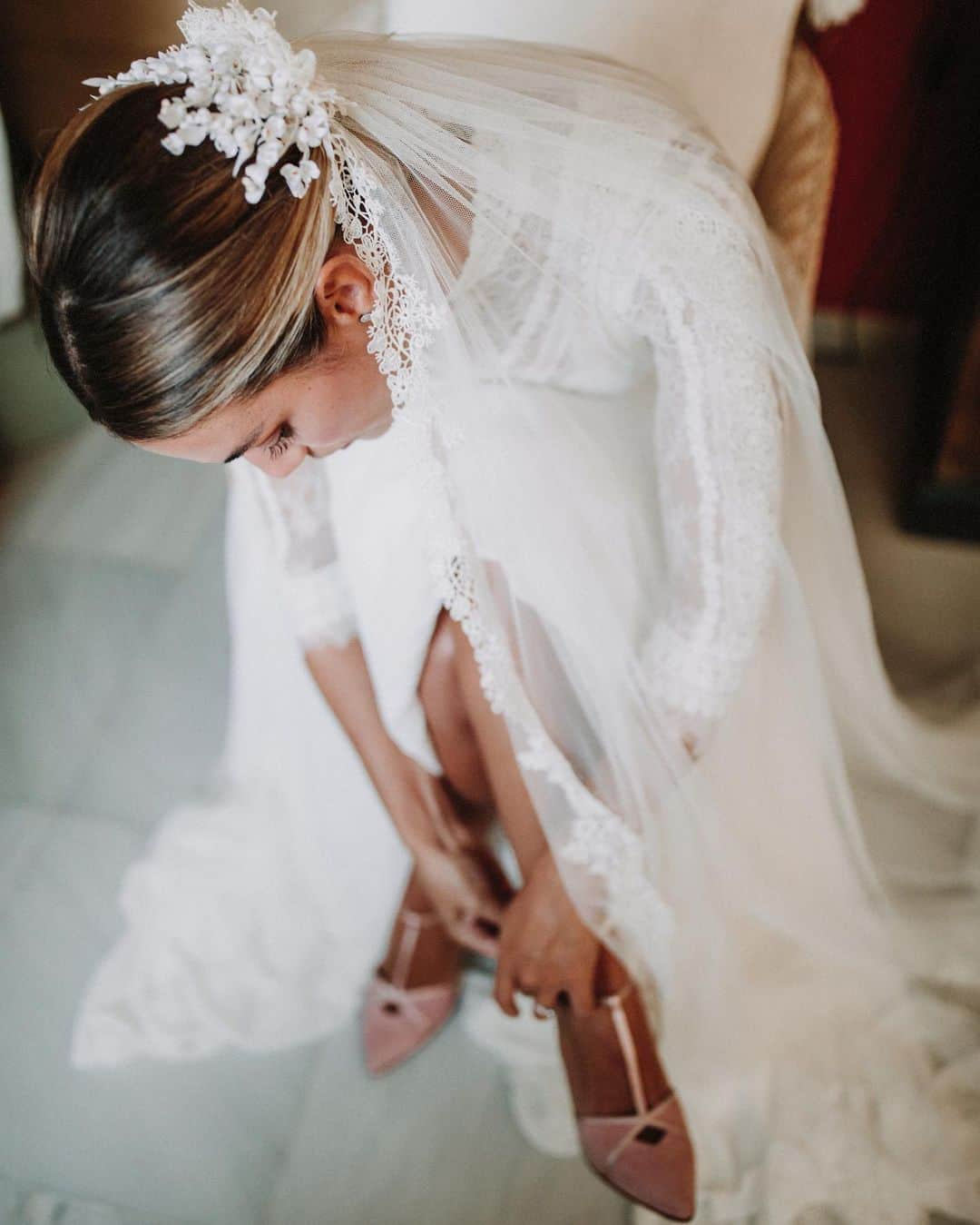 Pronoviasさんのインスタグラム写真 - (PronoviasInstagram)「"Una boda es la celebración del amor en mayúsculas. Creo que no hay nada más verdadero y auténtico que celebrar tu boda contra viento y marea, porque enseñas que el amor está por encima de todo. Me cuesta mucho explicar lo feliz que me siento de haber seguido adelante con todo aún a pesar de las dificultades encontradas por el camino.”   “A wedding is a celebration of LOVE. There is nothing more authentic than celebrating your wedding nowadays, despite all difficulties. We wanted to show that #LoveConquersAll”.  María married Iñaki the 26th of September 2020, congratulations for celebrating that #LoveConquersAll.  Photography: @ernestovillalba #PronoviasBride  Dress: Mimosa #Pronovias」1月13日 18時17分 - pronovias