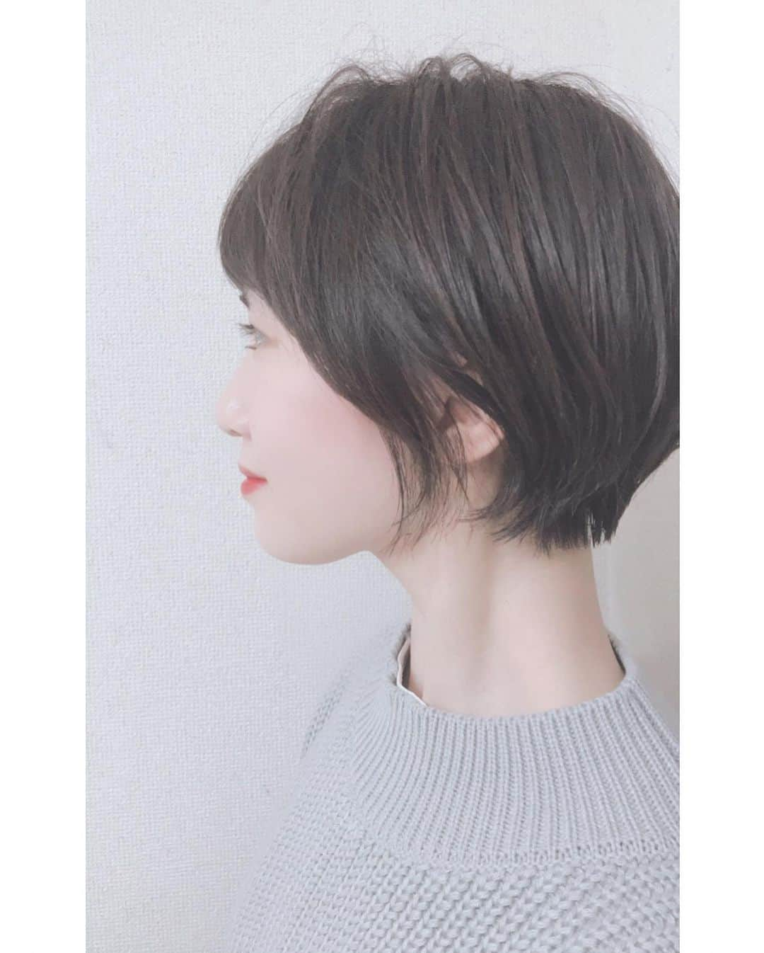 ８２１（ハニー）さんのインスタグラム写真 - (８２１（ハニー）Instagram)「821CAM📸- #newhair ✂️#YURINA  最近髪を切りました☺️ 新しい髪型どうですか❔🙈  今週も🍬ゆりなーずるーむ🍬更新✨ ユリナが"読めそうで読めない書けそうで書けない漢字クイズ"に挑戦しました🔥 是非ユリナと一緒にチャレンジしてみてください❣️  #821honey #H821 #821 #ユリナ #WHO #CallMyName #japanesegirl #girlgroup #ulzzangfashion #ulzzangstyle #winter #haircut #hairstyle #ショートヘア #ショートカット女子 #ゆりなーずるーむ #커플 #메이크 #데일리메이크업 #패션 #오오티디 #팔로미 #메이크업 #셀카 #셀피 #먹방」1月13日 18時22分 - 821honey_official