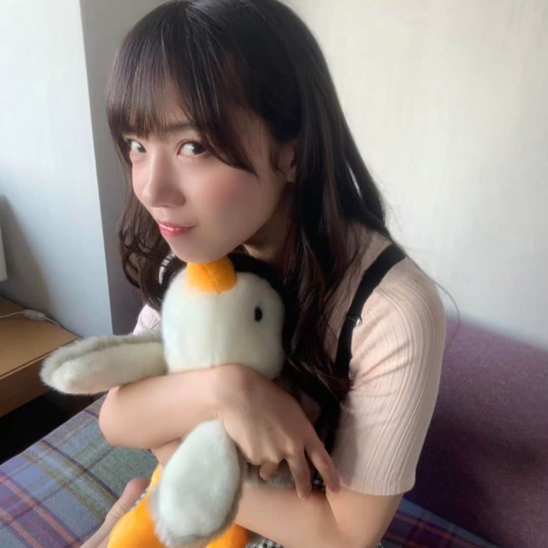齊藤京子のインスタグラム：「【オフショット】 おなじみの(?)相棒🐧ときょんこ🧸💕 むぎゅぎゅっと仲良しです🥰  #発売まであと6日   #齊藤京子1st写真集  #とっておきの恋人 #齊藤京子 #日向坂46 #きょんこしか勝たん  #国民的彼女 #kyonstagram 👸💕  📢ご予約はプロフィールのリンクから」