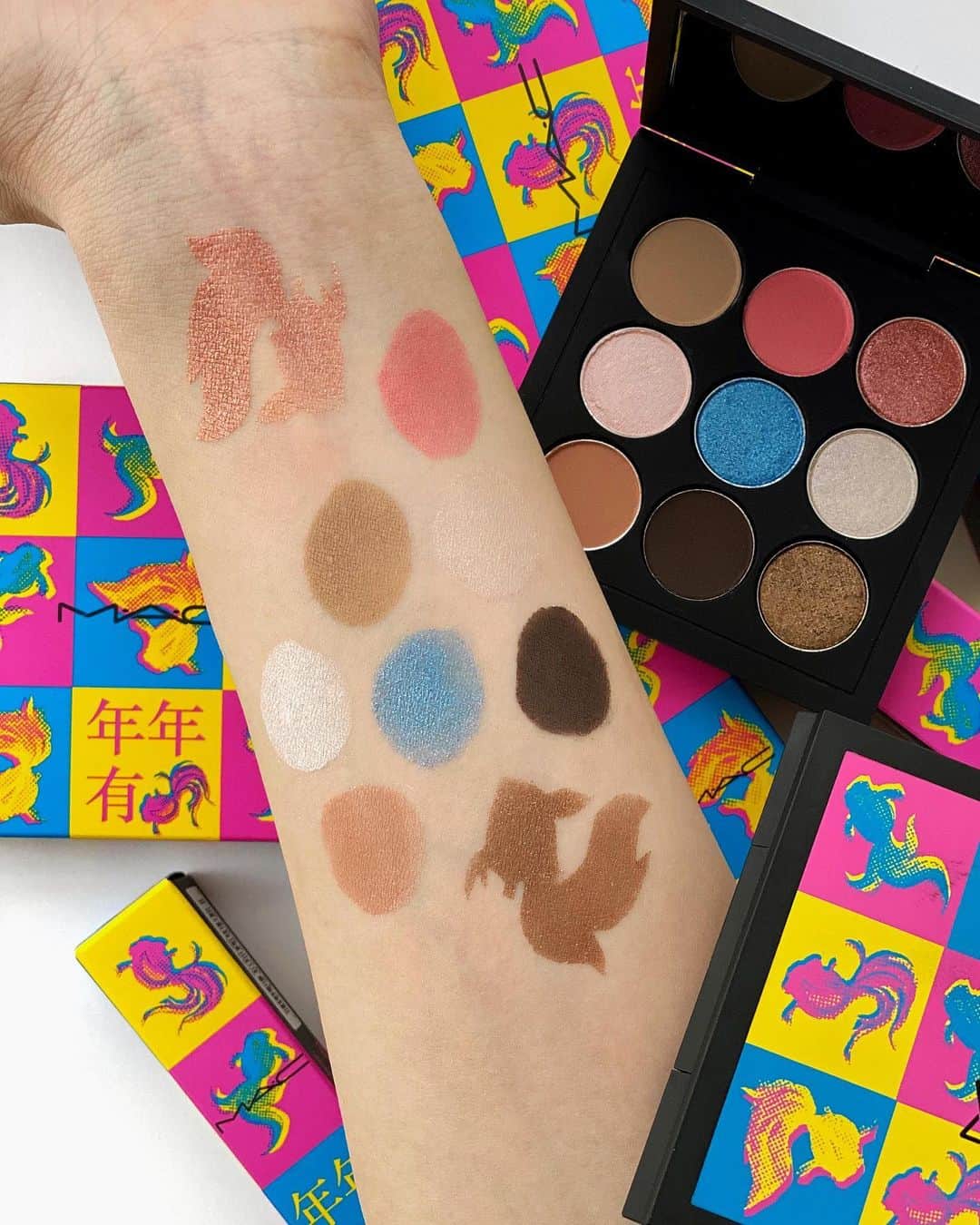 M∙A∙C Cosmetics Japanのインスタグラム：「【公式オンライン先行発売まであと2日！】 M·A·Cのトレンドカラーが詰まった9色のアイシャドウパレット🎨 柔らかく、ソフトで滑らかな色合いで新年ならではのアイメイクを存分に楽しんで✨ ㅤ ■スモール アイシャドウ X 9: シー オブ プレンティ 税込¥6,490 ㅤ *2021年1月15日(金)オンライン先行発売 ※ 午前10時発売予定。システムの影響により、発売が多少前後する可能性がございます。何卒ご了承ください。 *2021年1月22日(金)全国発売 ㅤ #MACMoonMasterpiece #MACLunarNewYear #MACムーンマスターピース」