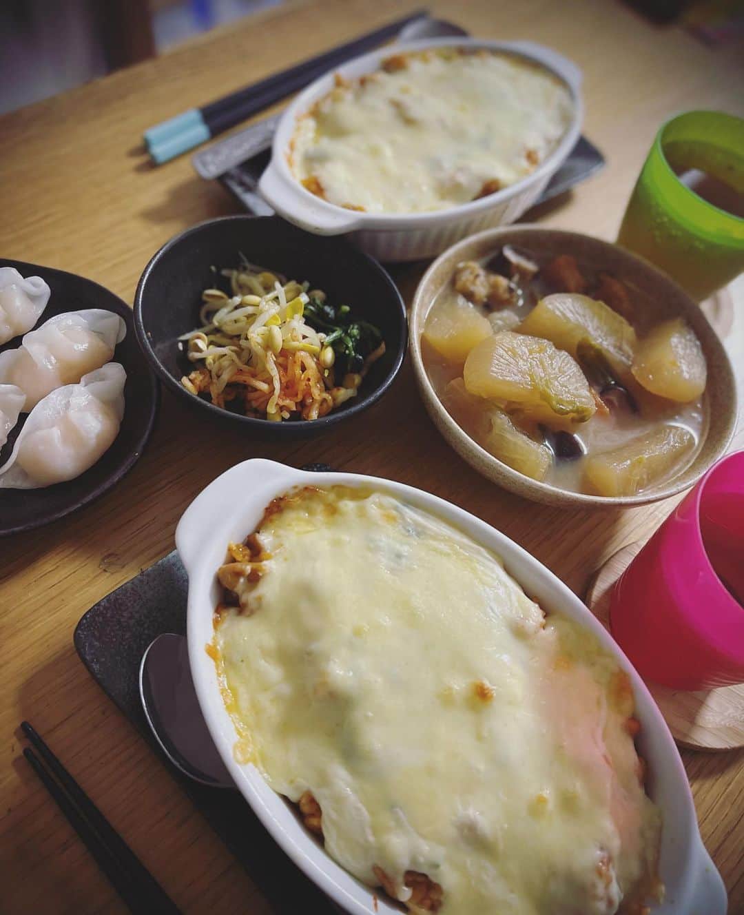 のインスタグラム：「今日の夕飯 ・ 『チキンドリア』 ・ 昨晩作っておいた チキンライスに 昔、母から教えてもらった ホワイトソースを久々に作り ドリアに💓 ・ 昨日の大根煮物やナムルと共に🙏 ・ 今日も 美味しくいただきました😋 ・ ・ #今日の夕飯 #チキンドリア #ホワイトソース #懐かしの味 #今日も感謝🙏✨ #😋 #2021.1.13」