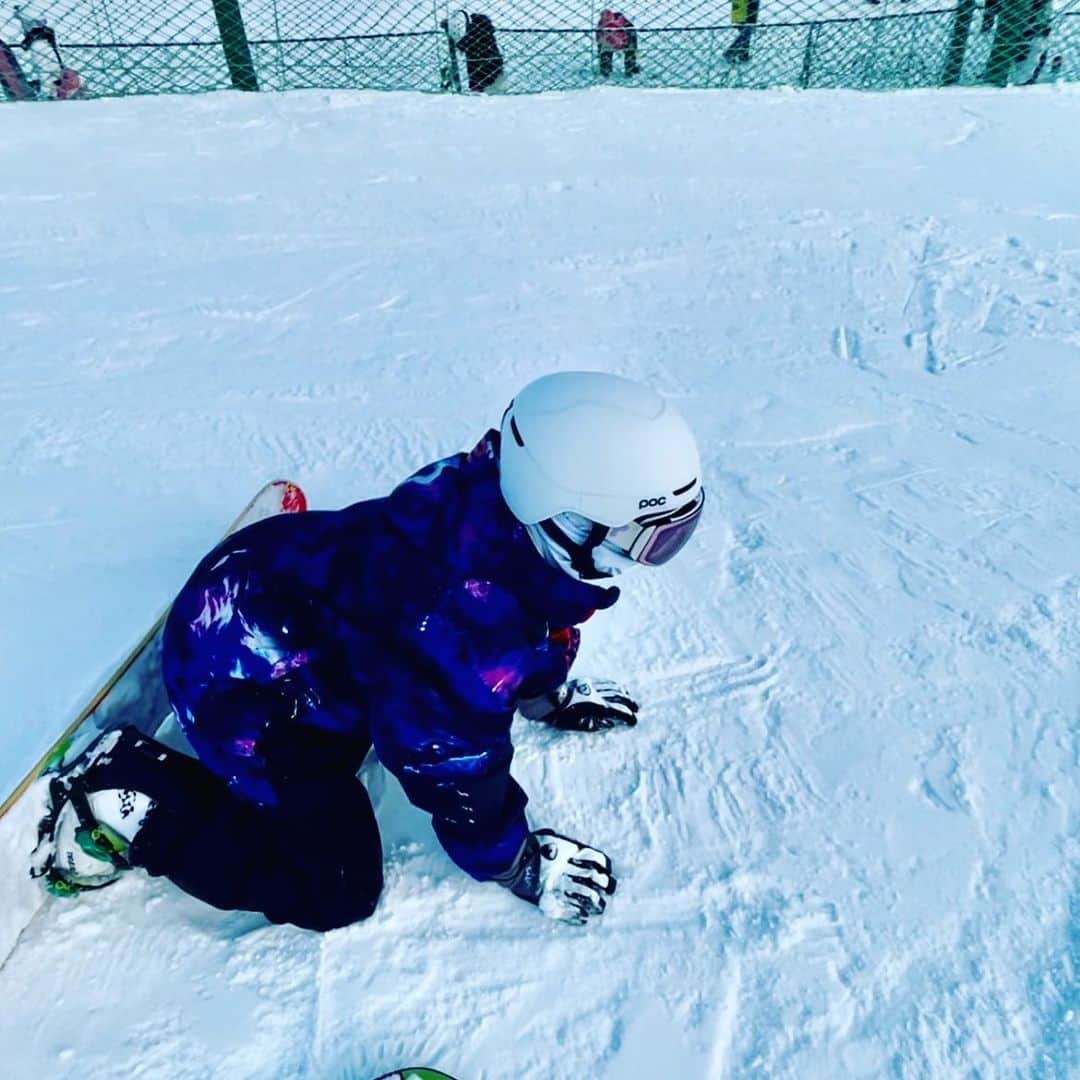 チェン・ユアンのインスタグラム：「跪地祈求讓我學會滑雪嘛🥺⋯」