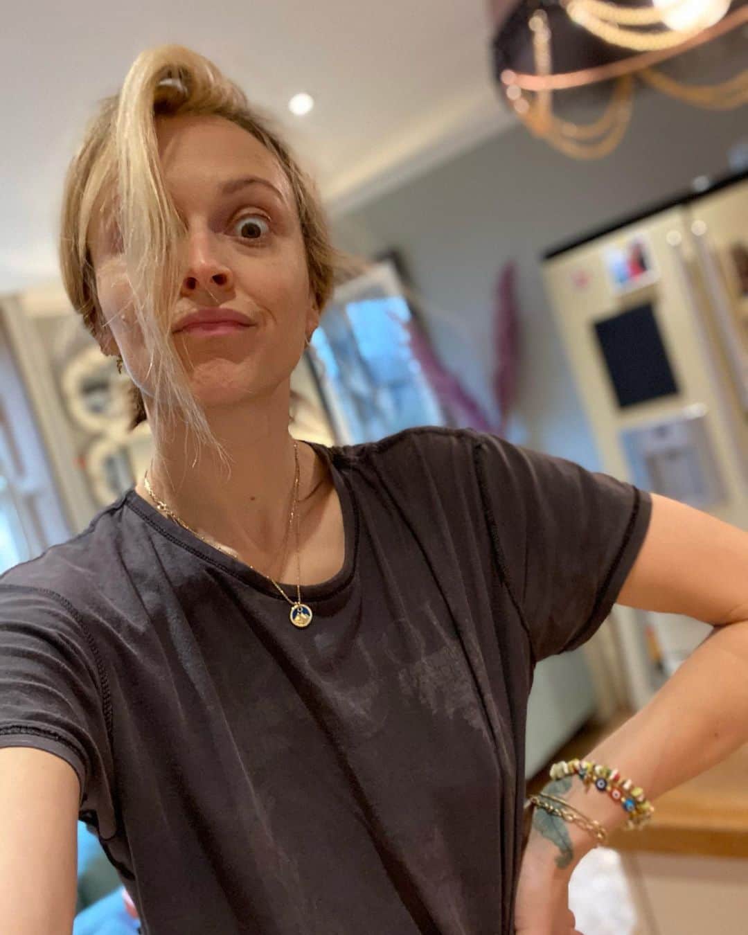 ファーン・コットンのインスタグラム：「Yesterday I managed to go for a run, get dressed and put makeup on before home school started. Today I haven’t washed, brushed my teeth or put clothes on and my T shirt I wore to bed is inside out. Must remember that none of this is normal so I can’t be my normal organised self. Looking for calm/joy/something good in the chaos. 😫😬😀 how you holding up today?」