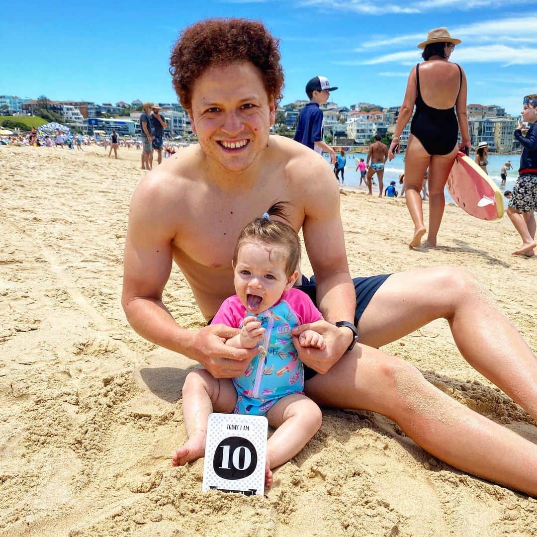 ムスタファ・アミニのインスタグラム：「Happy 10 months my love and now her favourite thing to do is eat sand 🇦🇺🏖🤣🤦‍♂️ #10monthsold」