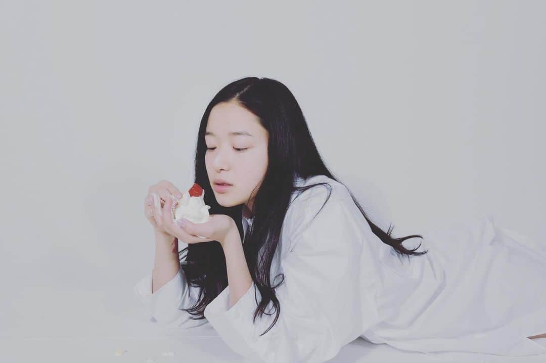 藤野涼子のインスタグラム：「. 去年、友達に撮ってもらいました☺︎ こうやって、普段出来ないことをやれるのって楽しいね  　2020年12月22日のグレートコンジャクションの影響で「土の時代」から「風の時代」になったみたい 水瓶座が生きやすい時代になったんだって  　水瓶座のわたしは、今年はどんな年になるんだろうか 　 最近、寒い&コロナだから外でゆっくり星を見たりしてない なぁ。 今日はいえのベランダから、ホットレモンティーでも飲みながら星を眺めようかしら 星を眺めてたらなにか思いつくことがあるかもしれない 　ちいさなちいさな王様もいつの間にかわたしのお腹のうえで仰向けに寝っ転がってわたしになにかヒントをくれるかな。笑  #ショートケーキ　#ちいさなちいさな王様　#アクセルハッケ」