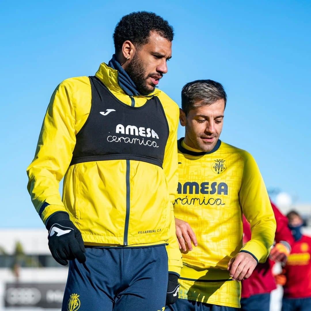 ビジャレアルCFのインスタグラム：「¡Al tajo 🏋! . Let’s get to work 🏋! . #Villarreal #futbol #football #soccer」