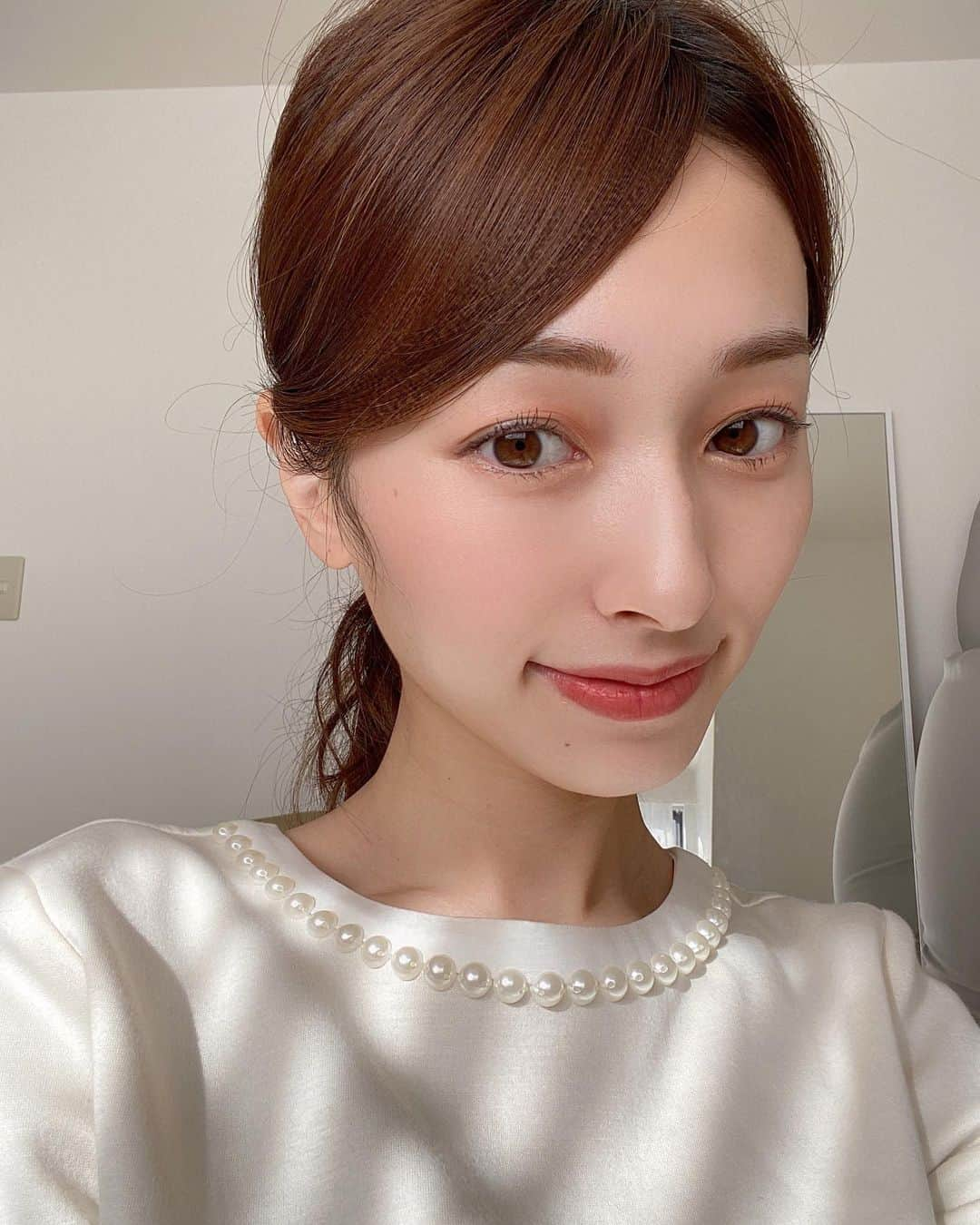 吉田理紗さんのインスタグラム写真 - (吉田理紗Instagram)「春コスメ🌸 マスク生活が続いているからか アイシャドウが気になって2色買いしました。  アイシャドウはコーラル系とテラコッタ系。 2枚目の写真で使用しているのは コーラル系の368番です。 アイホール全体に左上のピンク、 目頭側に右上のコーラルオレンジ、 涙袋に左下のゴールドを使用しています。 CHANELのアイシャドウはとにかく発色が良くて 見たまま色づいてくれるところがお気に入りです♡  逆にチークは薄づきで、おてもやんにならないから安心… スティックは話題のハイライト、 ボームエサンシエルスカルプティング。 こちらは同じスティック系のハイライトなら LUNASOLの方が好きかなぁ〜と思いました。  #フルールドゥプランタン #レキャトルオンブル #レキャトルオンブル368 #ゴールデンメドウ #レキャトルオンブル372 #ブーケアンブレ #ボームエサンシエルスカルプティング #ハイライト #スティックハイライト #アイシャドウ #春アイシャドウ #春コスメ #春チーク #チーク #シャネルコスメ #シャネルアイシャドウ」1月13日 18時32分 - yoshirisaa