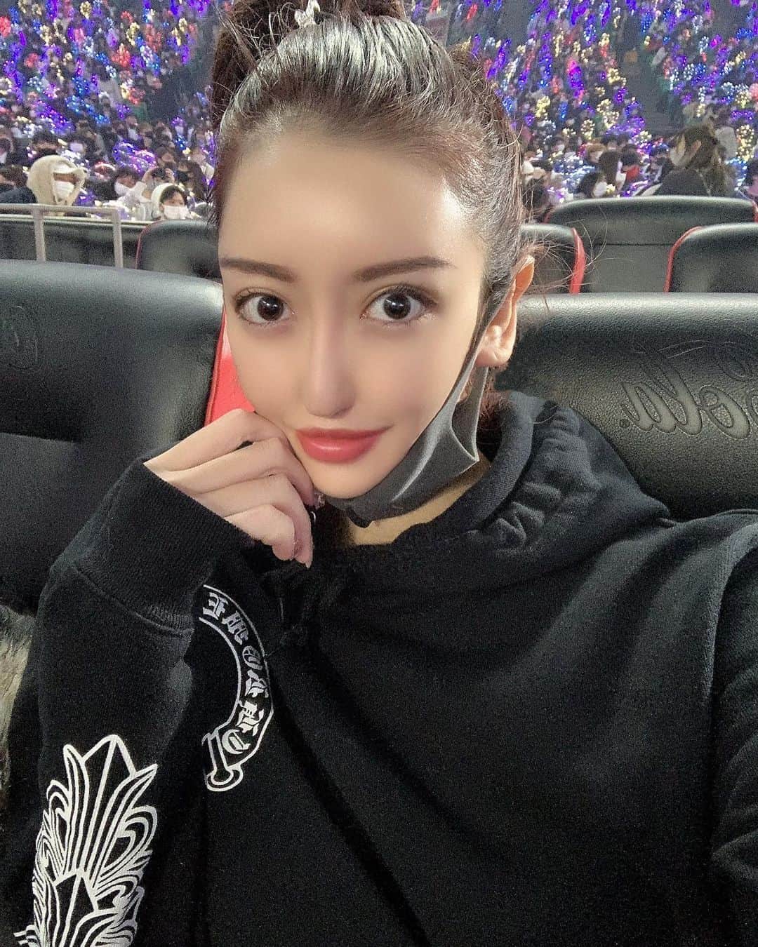 のインスタグラム：「時差だけど年末福岡行きました😌 レペゼン地球さんの🌏ライブに❗️  はるたむありがとう @harutamu02   クリスマス一緒すごしたw🎅 たのしかたー😌  もつ鍋もとてもおいしかった🐟 写真これしかない😩  裸眼ボサボサ頭だけどイナフ  パーカーは @fxxk.street.official  #福岡ドーム #レペゼン地球 #paypayドーム  #福岡 #博多 #もつ鍋 #旅行 #解散ライブ #レペゼン地球が世界一  #レペゼン地球ライブ #裸眼 #髪ボサボサ #ナチュラル思考が止まらない  #ナチュラルな私を笑わないで」