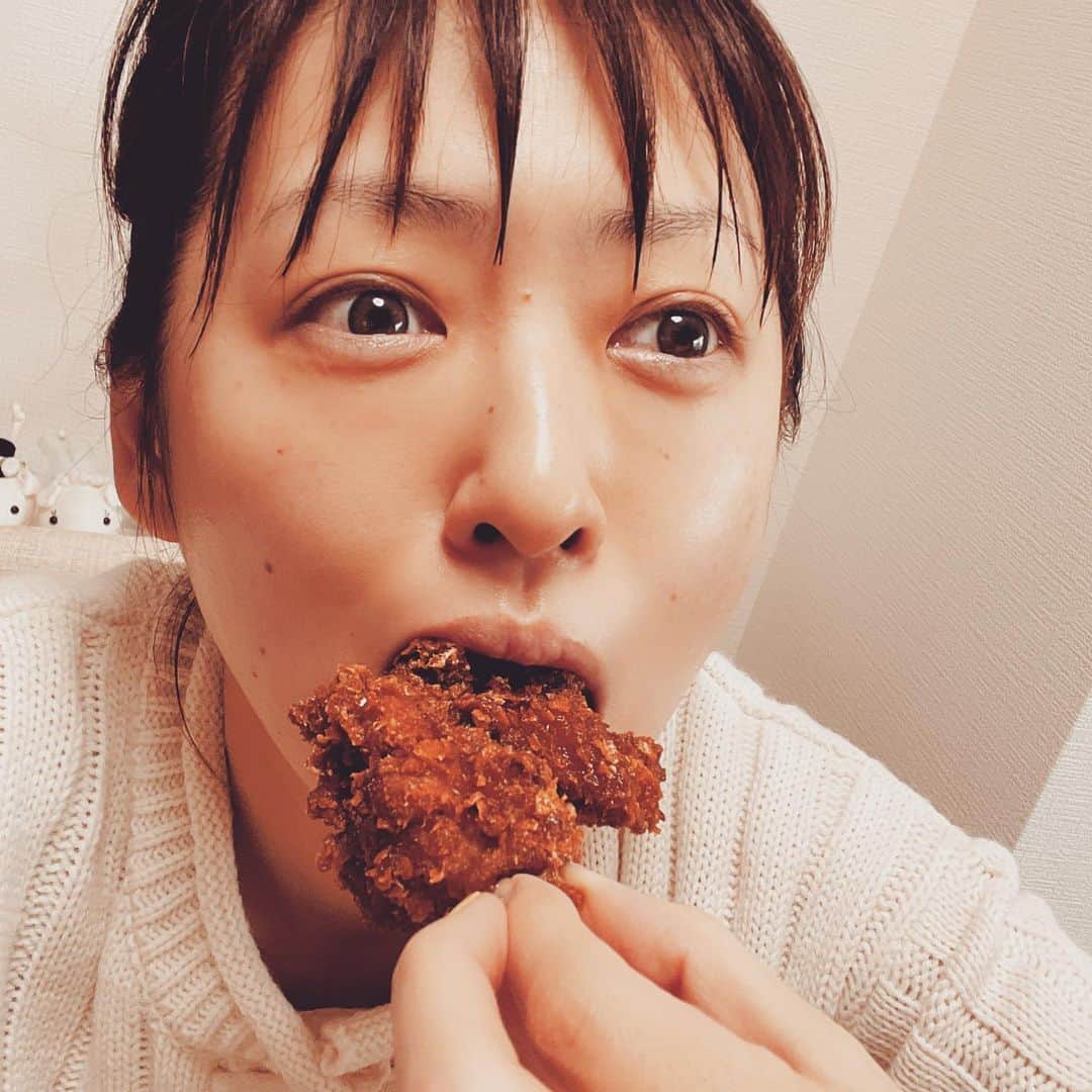 脇田唯のインスタグラム：「🛵 #wolt で頼んだ。  韓国チーズキッチン はるはる  チキン、カリカリでウマウマ。 キンパもウマウマ。」