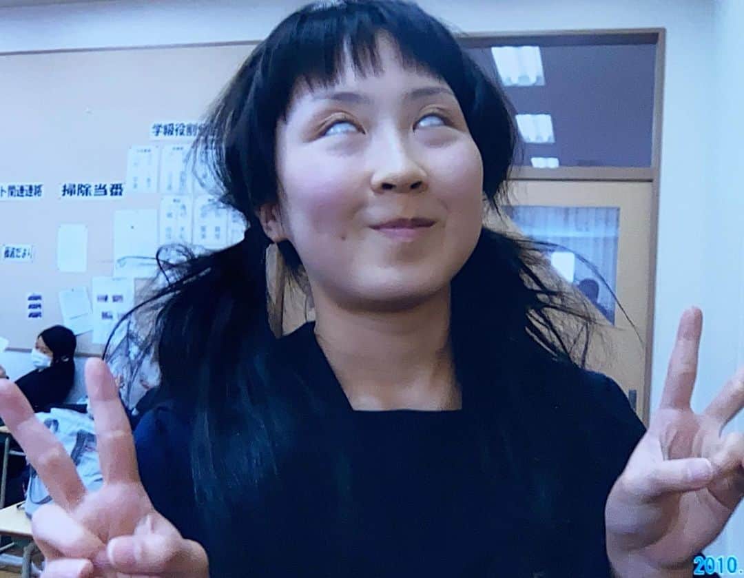 のインスタグラム：「. 今さらだけど、ふと去年からの事を思い返していて。 コロナがあって色々と大変だったけど そのおかげで、考えたり、調べたり、勉強したり、そしてまた考えたり...ってする事が多くなって。 それが楽しくなって。 わたし今人生で1番色んなことを勉強したり、考えたりする事が楽しいなって今日ふと思いました。 考えたり勉強したりする人生って、それをしない人生よりもずっと楽しい。 いま、生きていて楽しいです🥰 . だからまだまだ色々大変だけど結果おーらい🙆🏻‍♀️ . . あ、勉強なんて本当に大っ嫌いだった頃の写真 載せとく☺︎ . . . #中3時代」