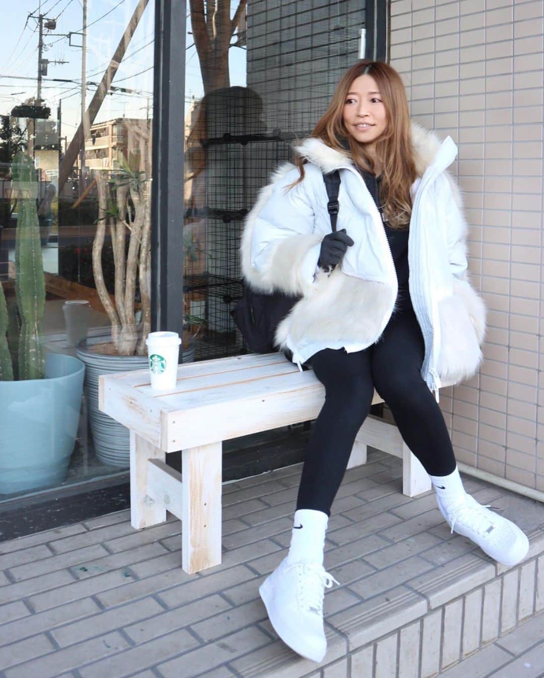 RENA のインスタグラム：「冬の白が好き❄️❄️❄️  今日はたまたまANNAも黒のオーバーサイズのジャケットで他は色と見た目が全部被ったw🤍🖤🤍🖤  15年ぶりのAir Force 1にテンション上がって足元軽い👟  そんな水曜日☀️  イエティじゃないよ🦍🙌😀  #ootd #fashion #blackandwhite #sacai #airforce1 #casualstyle #outfit #私服 #白黒 #オトナカジュアル #サカイ #アウトフィット #オトナ女子 #ファッション」