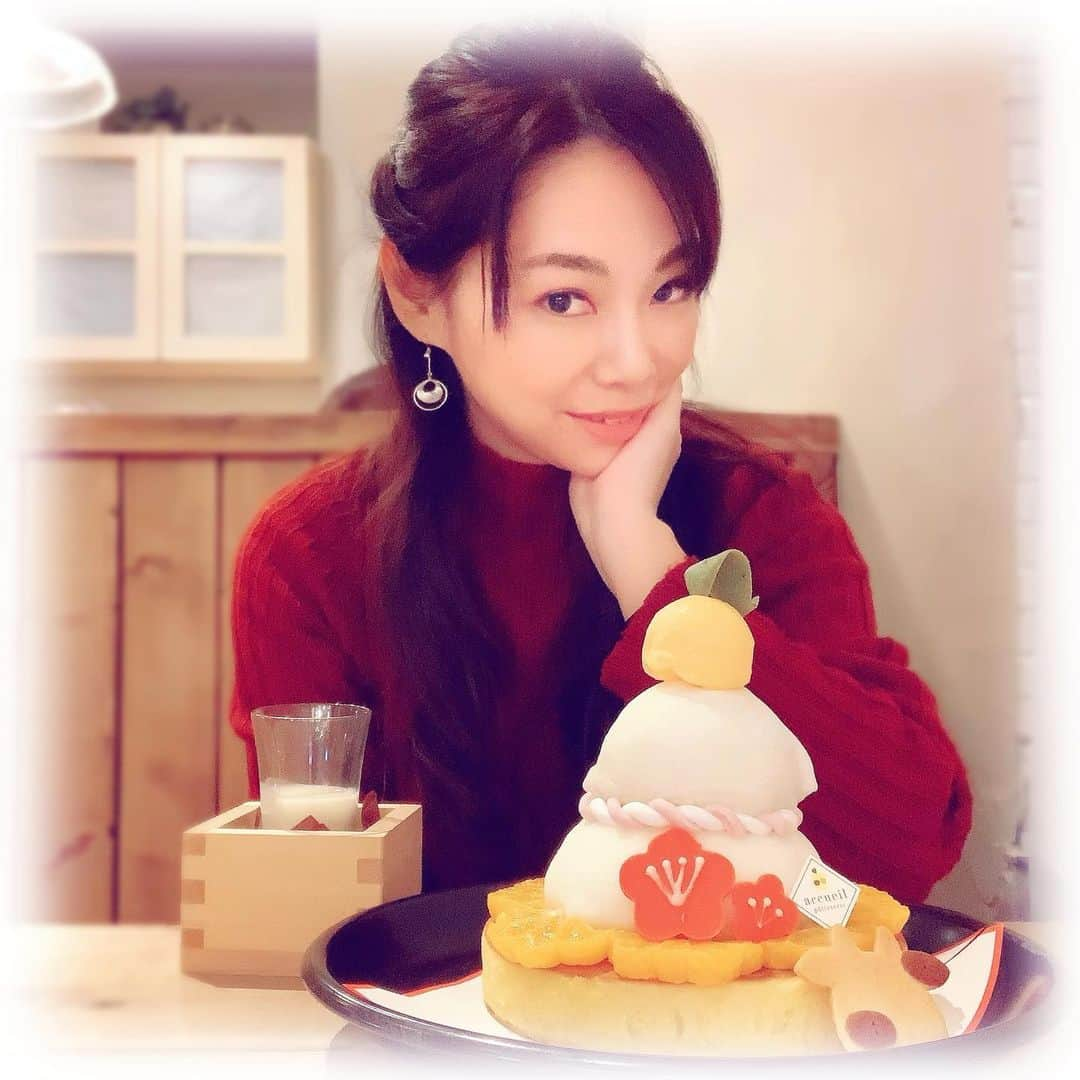 柴本愛沙さんのインスタグラム写真 - (柴本愛沙Instagram)「❤︎ パンケーキ食べたいっ♪ パンケーキ食べたいっ♪  と、#パンケーキ 検索していたら この時期しか食べられない #鏡もち のパンケーキ発見🥞 この発想、素晴らしい！！  アクイーユのパンケーキ 季節ものパンケーキがいつも可愛くて 毎月行きたくなってしまう…  そして、新年初のリリーオンにも☆ 相変わらずすぐ効果出るし ソニックフィット最高すぎる✨ 良すぎてお友達にも勧めまくってます😊  そして、個人的には ソニックフィット後にしてくれる スキンケアやヘッドマッサージも好き♡ ほどよい力加減ですごく気持ちよくて フェイシャルエステしてるみたいなんです。 担当さんとのおしゃべりも楽しいし、 また次回行くの楽しみだな♡  そして、銀座カラーの月額3,000円で 全身脱毛ができるキャンペーン、 今年も継続中だそうです。  無料カウンセリングのご予約は  @ginzacalla_official の公式アカウントURLから キャンペーンcheckしてみてください☆  #メンテナンス #リリーオン #ソニックフィット #渋谷明治通り#銀座カラー #脱毛 #全身脱毛 #顔脱毛 #callaPR #美容day #美容好き #エイジングケア #パンケーキ巡り #パンケーキ食べたい #パンケーキ屋 #アクイーユ #カフェ巡り #カフェ巡り東京 #カフェ巡り好き #beauty #beautyday #rillee_on #liftup #sweets #sweetstagram #sweetslover #pancakes #pancake」1月13日 18時43分 - aisa_shibamoto