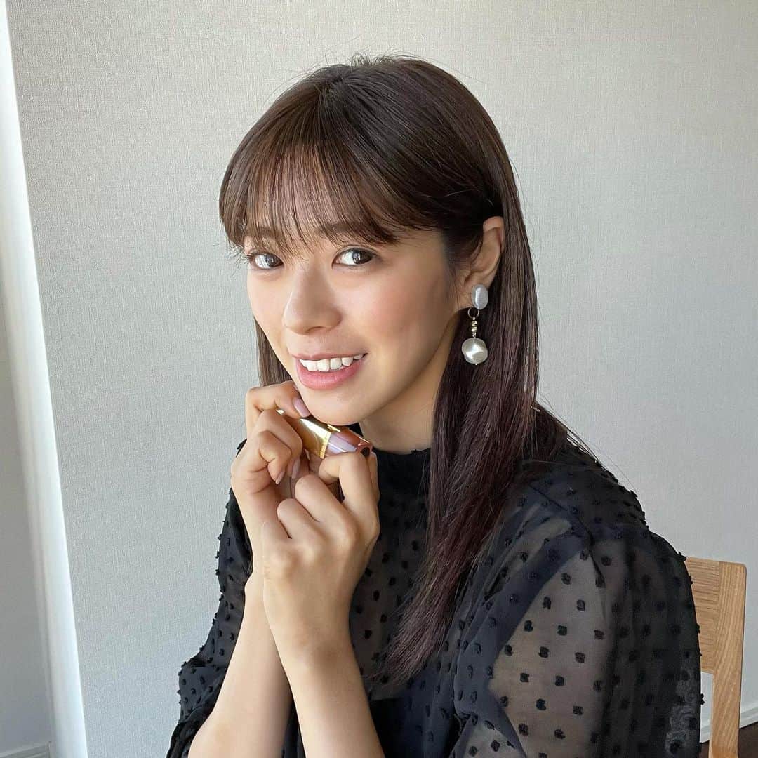 わちみなみのインスタグラム：「レインボータウンFMに出演させていただいた時に﻿ いただいたリップをつけて今日は取材でしたっ❣️﻿ 名前が刻印されとるの💞かわいすぎる💞﻿ ﻿ お洋服は @saaageboutique  ﻿ #いただきもの﻿ #うれしや〜﻿ #リップ　#わちコスメ」