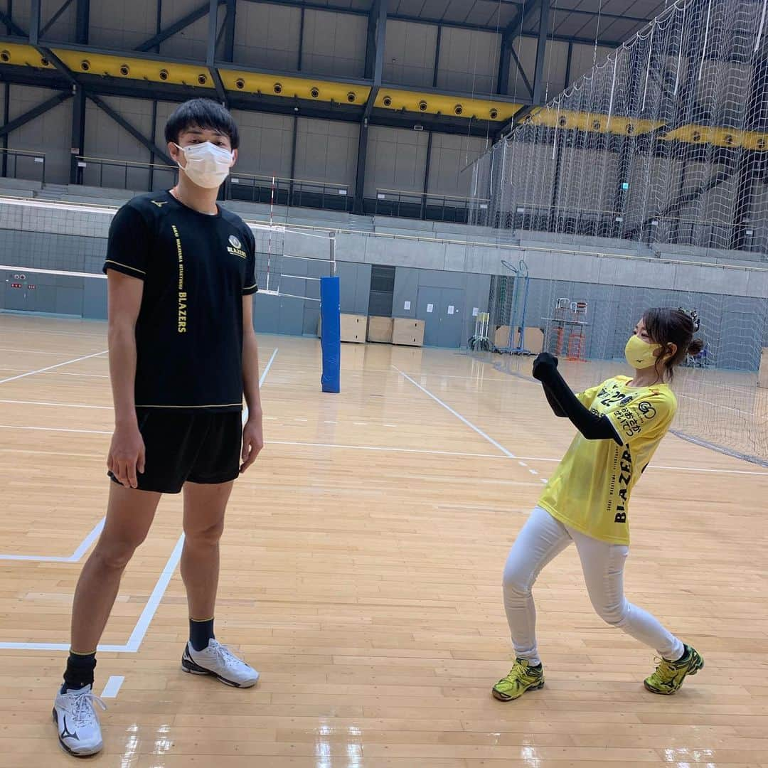 彼方茜香さんのインスタグラム写真 - (彼方茜香Instagram)「竹元裕太郎選手★ 堺ブレイザーズ🏐ミドルブロッカー199cm竹元選手( @yutaro.takemoto )釣らせていただきましたー！釣りが好きとゆうことでそのお話も聞きつつ、ブレイザーズ@TVで釣り姿見せてくださる日が来るといいですね〜(^^)v ブレイザーズの選手の皆さん。 いつもインタビューありがとうございます！応援！応援！ #背番号21  #竹元裕太郎 選手 #yutarotakemoto #堺ブレイザーズ @sakaiblazers_official」1月13日 18時44分 - serikaochikata