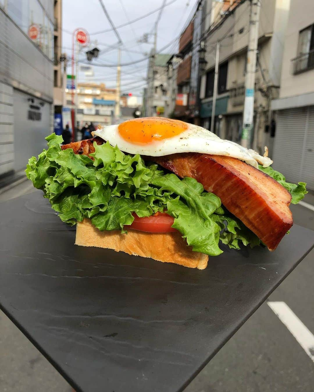 Coffee & Toast Tokyoさんのインスタグラム写真 - (Coffee & Toast TokyoInstagram)「BLT！ 🥓🥓🥓🥓🥓  今日は、無性にBLTサンドが食べたくなり、作ってみました！  塩こしょうで、じっくり丁寧に焼き上げた厚切りベーコン、シャキシャキレタスにトマト、最後に目玉焼きも乗せたら、もちろん美味しいです😋😋😋  #トースト  #トーストアレンジ #食パンアレンジ  #食パン  #世田谷カフェ  #東京パン屋  #パンスタグラム  #吐司  #paingrillé  #torrada #toast  #toasttuesday  #tostadas  #東京カフェ  #三軒茶屋カフェ #カフェ  #photooftheday  #三軒茶屋  #food #bltサンド  #blt  #厚切りベーコン  #bacon  #baconegg  #baconlovers  #bltsandwich」1月13日 18時45分 - coffeetoast2