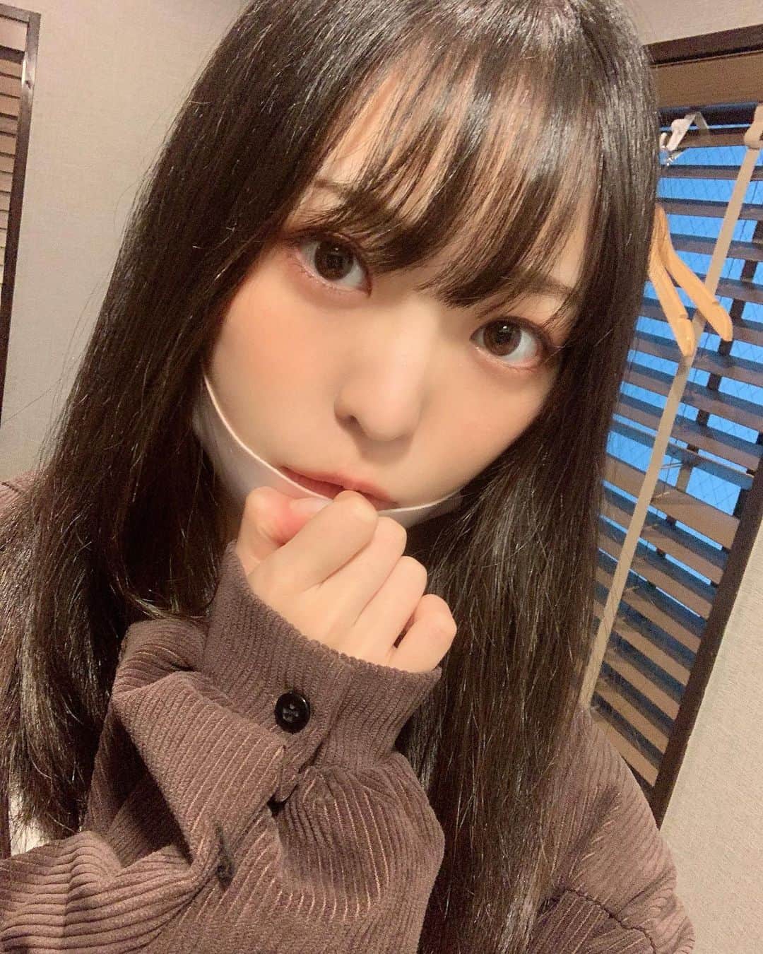 のインスタグラム：「👗💗👗💗 . . 髪の毛、ストレートとパーマ✂️ . どっちが似合うかなぁ？🤭💭💕 . . ＊＊＊＊＊＊＊＊＊＊ 撮影・お仕事依頼はDMで💌 ＊＊＊＊＊＊＊＊＊＊ . プロフィールリンクはこちら👉 @yuna_smile0130  . . #シンプルコーデ#淡色#淡色女子#淡色コーデ#大人可愛い#大人可愛いコーデ#大人フェミニン#ファッション好きな人と繋がりたい#あざとい系女子#あざとかわいい#おしゃれになりたい#彼女感#パーマ#ロブ#美容師さんと繋がりたい#カット#カットモデルしたい#サロンモデル#サロンモデル希望#サロンモデル東京#ヘアカット#鏡越し#自撮り#ホワイトコーデ#オシャレ好きな人と繋がりたい#japanesegirl#fashion#fff#cute#instagood」