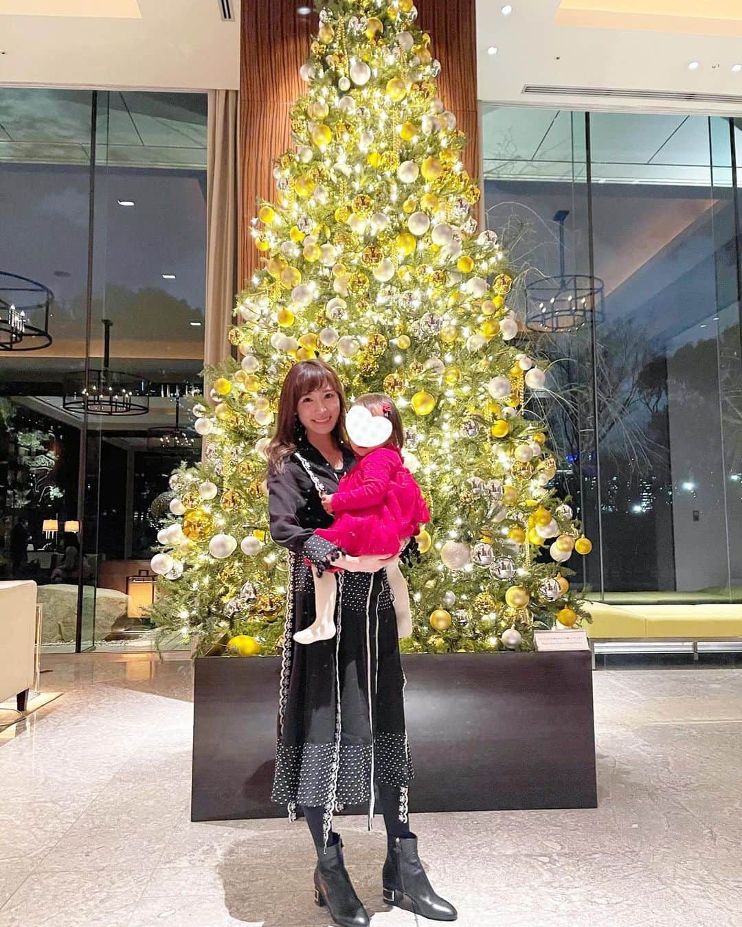 小林真由のインスタグラム：「すでに懐かしく感じるクリスマス🎄﻿ ﻿ 季節感が薄すぎた2020年🥲﻿ 年中適温の室内にいたら快適すぎた年でもありました。笑﻿ 体がにぶっちゃう😂 ﻿  入籍した日にもらったワンピース。 もう数年前だけどまさかのプレゼントが嬉しくて大事に着てます♡弟が寝てる隙にお姉ちゃんと📸﻿ ﻿ 　﻿ ﻿ #altuzarra #louisvuitton #アルチュザラ #ルイヴィトン #ワンピース #ママコーデ #女の子ママ #男の子ママ #ママライフ #コーディネート #2歳 #生後5ヶ月 #ベビー ﻿」
