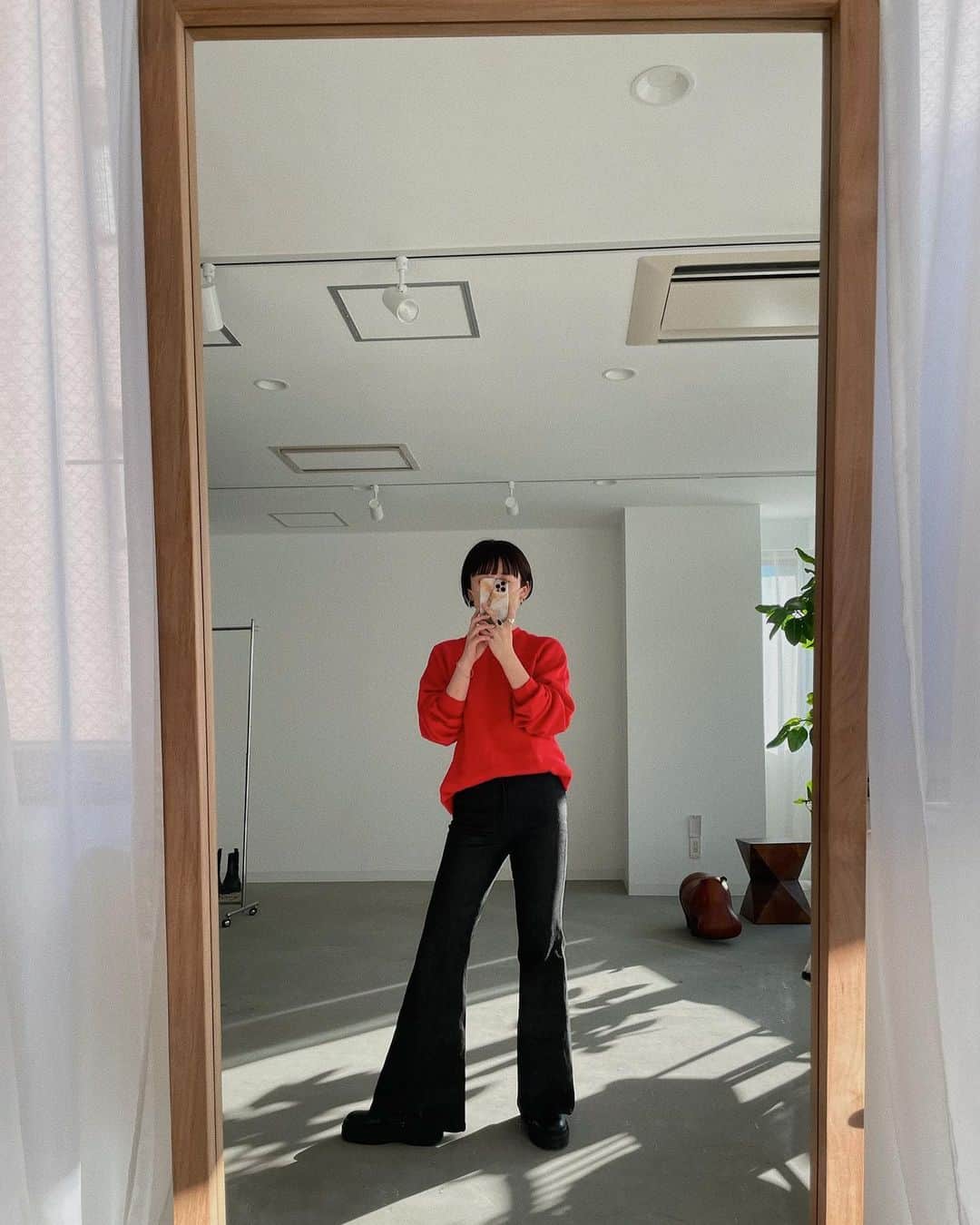 藤沢麻衣さんのインスタグラム写真 - (藤沢麻衣Instagram)「⠀ 70sイメージのベルボトムパンツ。 程よいストレッチが効いていて履き心地抜群です。太ももからヒップのホールド、引き上げ効果があるので、下半身気になる方にぜひ履いてほしい！フレアのブラックデニムなのでとっても細見えするし、なにより古着っぽくてかわいいです。カウガールになれるよパンツ🐎笑 ⠀ 2月頃にまたお知らせしますね☺️♡ #comingsoon」1月13日 18時46分 - fujisawamai