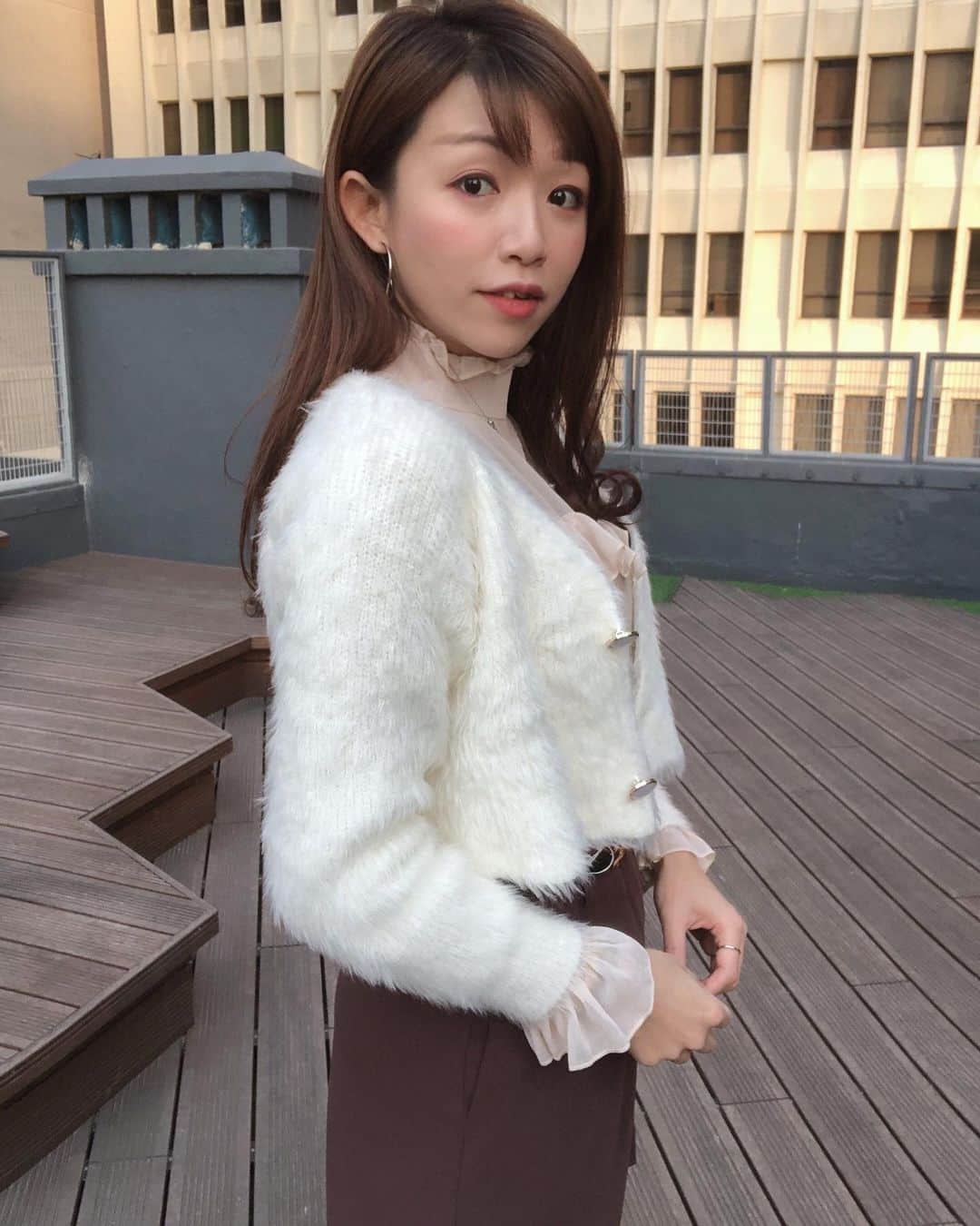 Fleur Fleurさんのインスタグラム写真 - (Fleur FleurInstagram)「估唔到今個一月天氣咁凍🥲🌸 想着連身裙但係又要有保暖嘅外套? 推介呢一款細細件 可以着喺大褸裏面保暖感UP! 而且呢個款係抵着款😘🙌🏻💰  推介推介！  Click入嚟睇吓農曆新年前有咩新貨返左？ 今晚8:00仲會有Facebook直播 介紹所有新作！記得留意啦😗✨🙌🏻」1月13日 18時50分 - fleurfleurhk