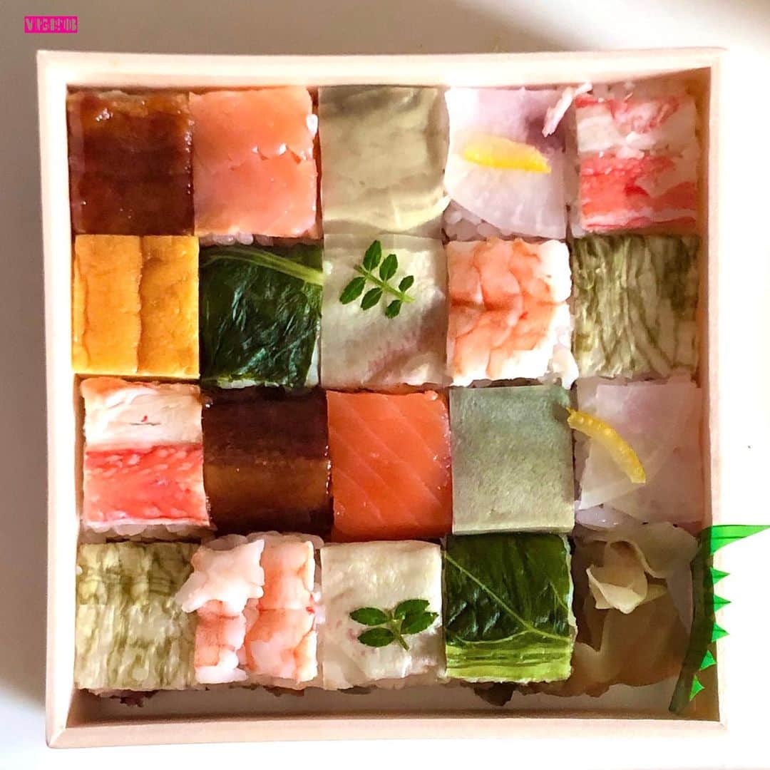 杉本なつみのインスタグラム：「うおぉぉぉぉぉ！！！　　. . . #いただきもの  #何か知らずに #開けてびっくり . . #まるで芸術品 #宝石箱やぁ . . . #箱寿司 #押し寿司 #お寿司 #寿司  #食べスタグラム #寿司スタグラム #おもたせ #ごちそうさまでした  #스시 #예쁘다 #먹방 #먹스타그램 #소통 #맞팔 #예술  #instafood #foodstagram #awesome #sushi #sushistagram」