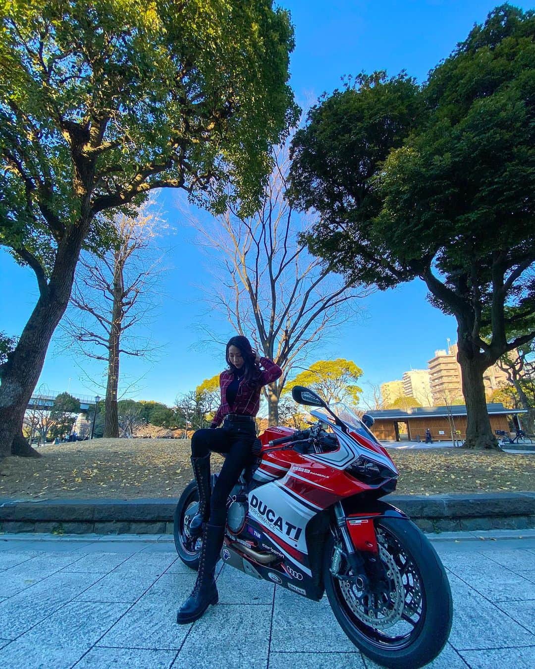 CAMIRAさんのインスタグラム写真 - (CAMIRAInstagram)「ProMaxの広角カメラで撮ると背景が映える気がする🤩 足は普段はこんなに長くないです🙌笑 ロングブーツは相変わらず素敵🙌笑 #バイク女子#バイクのある生活#バイク写真部#広角レンズの世界#ワイルドウィング#ロングブーツ#バイク用ブーツ#ducati #motorcycle#superbikes」1月13日 18時50分 - camila.528