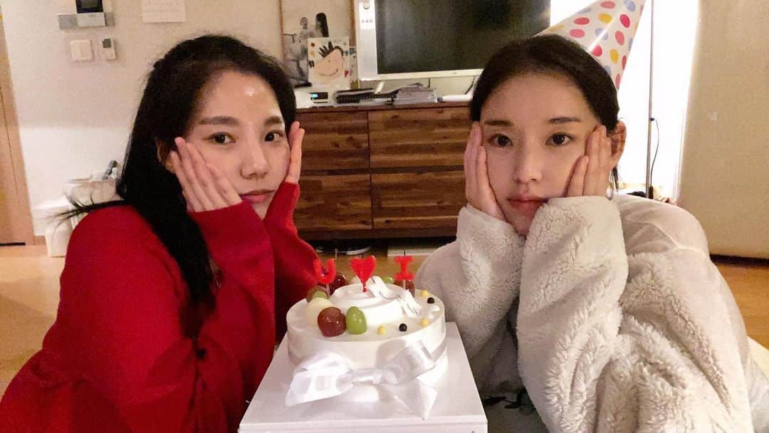 パーク・ファン・ヒーのインスタグラム：「❤️동네주민🤍」