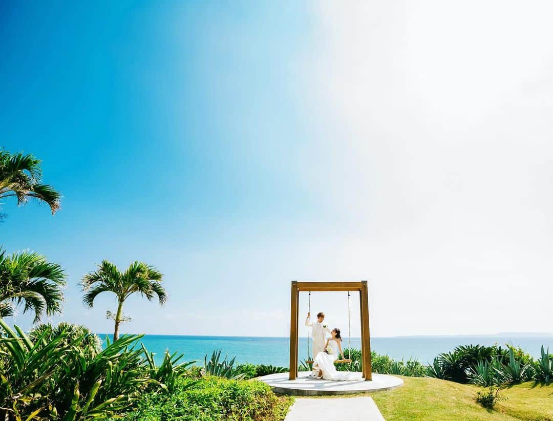 ARLUIS WEDDINGのインスタグラム：「10,000坪の広さを誇る沖縄最大級のウエディングリゾート「ザ・ギノザリゾート 美らの教会」 ． 敷地内には、たくさんのフォトスポットが。 . . Area：#沖縄  Chapel：#美らの教会  . . アールイズウエディングでは、結婚式当日はもちろん、 おふたりのリゾートステイをご提案。 風までも、思い出になるリゾートウエディングを。 . . . #アールイズウエディング のハッシュタグをつけて、 ﻿ 投稿・発信してくださいね✈﻿ 公式IGでリグラムさせていただきます！ >>@arluiswedding −﻿﻿ #アールイズ花嫁 #アールイズウェディング  #2021bride  #プレ花嫁 #wedding #resortwedding #beachwedding #weddingphoto #2021wedding  #美らの教会 #沖縄挙式 #沖縄リゾートウェディング #沖縄ウェディング #okinawa  #挙式レポ #海外ウエディング #リゾートウエディング #marry花嫁  #リゾート挙式 #リゾ婚 #海の見えるチャペル #ビーチフォトウェディング #沖縄好きな人と繋がりたい #沖縄旅行 #海外ウエディングフォト #ウエディングフォト #フォトウェディング #ガーデンウェディング」