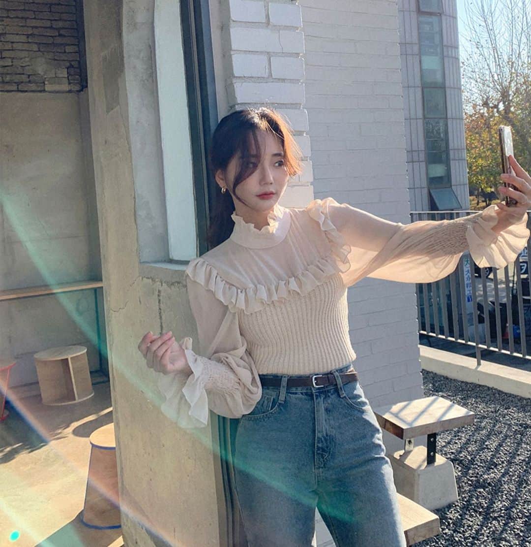 Fleur Fleurさんのインスタグラム写真 - (Fleur FleurInstagram)「估唔到今個一月天氣咁凍🥲🌸 想着連身裙但係又要有保暖嘅外套? 推介呢一款細細件 可以着喺大褸裏面保暖感UP! 而且呢個款係抵着款😘🙌🏻💰  推介推介！  Click入嚟睇吓農曆新年前有咩新貨返左？ 今晚8:00仲會有Facebook直播 介紹所有新作！記得留意啦😗✨🙌🏻」1月13日 18時53分 - fleurfleurhk