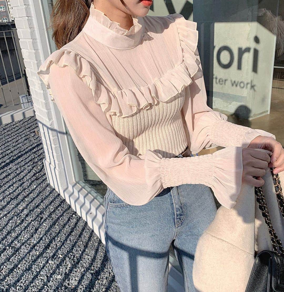 Fleur Fleurさんのインスタグラム写真 - (Fleur FleurInstagram)「估唔到今個一月天氣咁凍🥲🌸 想着連身裙但係又要有保暖嘅外套? 推介呢一款細細件 可以着喺大褸裏面保暖感UP! 而且呢個款係抵着款😘🙌🏻💰  推介推介！  Click入嚟睇吓農曆新年前有咩新貨返左？ 今晚8:00仲會有Facebook直播 介紹所有新作！記得留意啦😗✨🙌🏻」1月13日 18時53分 - fleurfleurhk