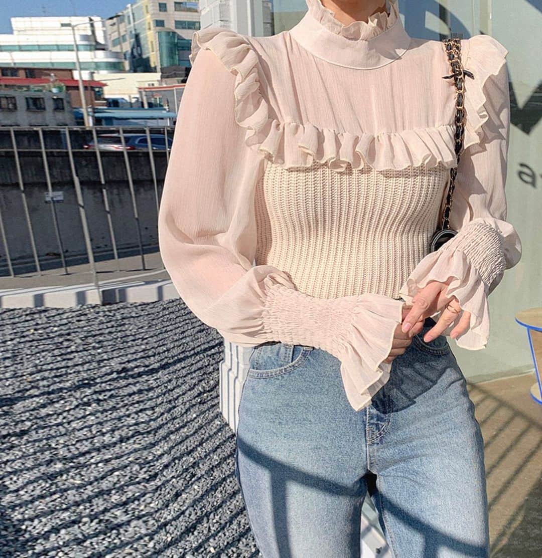 Fleur Fleurさんのインスタグラム写真 - (Fleur FleurInstagram)「估唔到今個一月天氣咁凍🥲🌸 想着連身裙但係又要有保暖嘅外套? 推介呢一款細細件 可以着喺大褸裏面保暖感UP! 而且呢個款係抵着款😘🙌🏻💰  推介推介！  Click入嚟睇吓農曆新年前有咩新貨返左？ 今晚8:00仲會有Facebook直播 介紹所有新作！記得留意啦😗✨🙌🏻」1月13日 18時53分 - fleurfleurhk