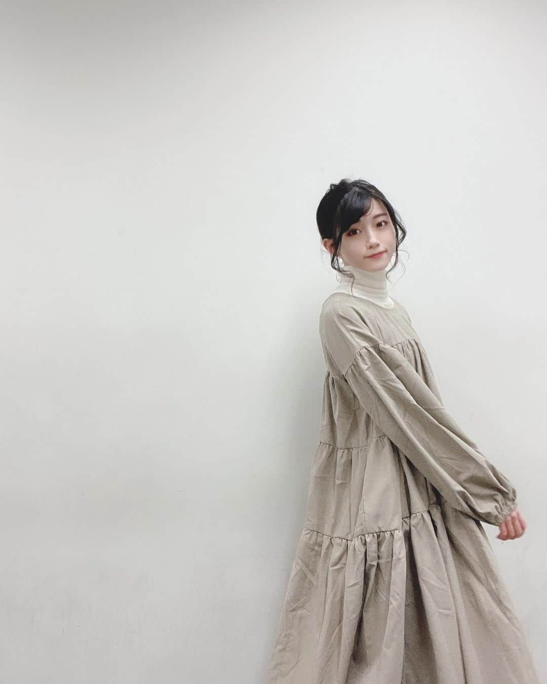 ましゅろ～さんのインスタグラム写真 - (ましゅろ～Instagram)「𝕔𝕠𝕠𝕣𝕕𝕚𝕟𝕒𝕥𝕖𓃟  ﻿ ティアードワンピース🍪﻿ ﻿ 冬は寒いからタートルネックに合わせるけど、﻿ なしで普通にワンピース一枚も可愛い🫖﻿ 前後2wayの丸首の方で着てみた﻿ ﻿ ﻿ ﻿ ﻿  ﻿ ﻿ tops :﻿ @uniqlo_jp  dress： @whitecollection_official   #whitecollection #ホワイトコレクション #ティアードワンピース #ベージュ #ベージュカラー #モカ #モカベージュ #ワンピース #レイヤード #レイヤードコーデ #ましゅコーデ ﻿」1月13日 18時54分 - photomasyuro