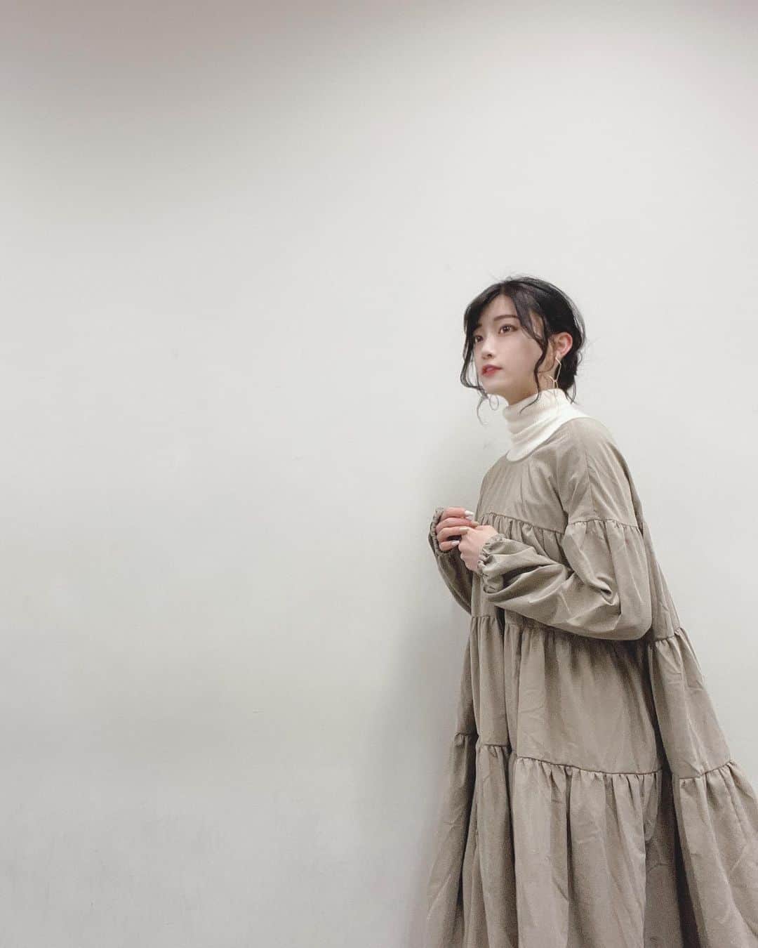 ましゅろ～さんのインスタグラム写真 - (ましゅろ～Instagram)「𝕔𝕠𝕠𝕣𝕕𝕚𝕟𝕒𝕥𝕖𓃟  ﻿ ティアードワンピース🍪﻿ ﻿ 冬は寒いからタートルネックに合わせるけど、﻿ なしで普通にワンピース一枚も可愛い🫖﻿ 前後2wayの丸首の方で着てみた﻿ ﻿ ﻿ ﻿ ﻿  ﻿ ﻿ tops :﻿ @uniqlo_jp  dress： @whitecollection_official   #whitecollection #ホワイトコレクション #ティアードワンピース #ベージュ #ベージュカラー #モカ #モカベージュ #ワンピース #レイヤード #レイヤードコーデ #ましゅコーデ ﻿」1月13日 18時54分 - photomasyuro