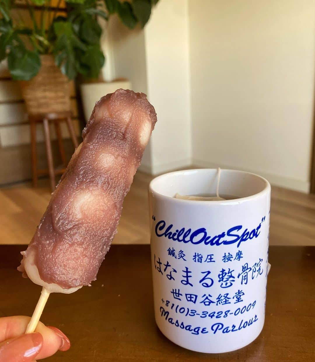 長澤メイのインスタグラム：「お茶がなんだか より美味しく感じる不思議な湯呑み🍵🍡  だいすきな整骨院グッズです😹🙏 @hanamaru_kyodo」